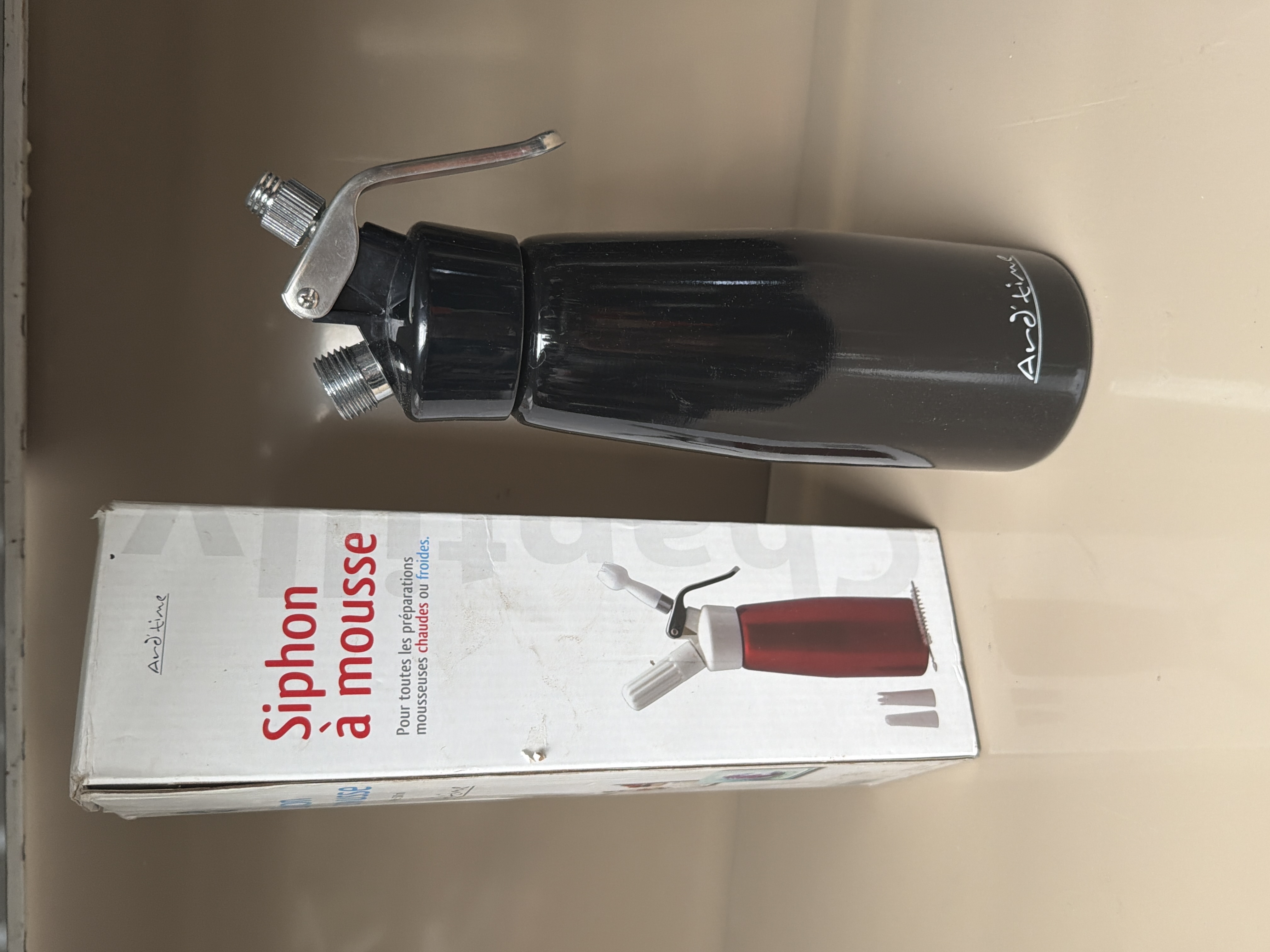 Siphon à mousse noir avec boîte