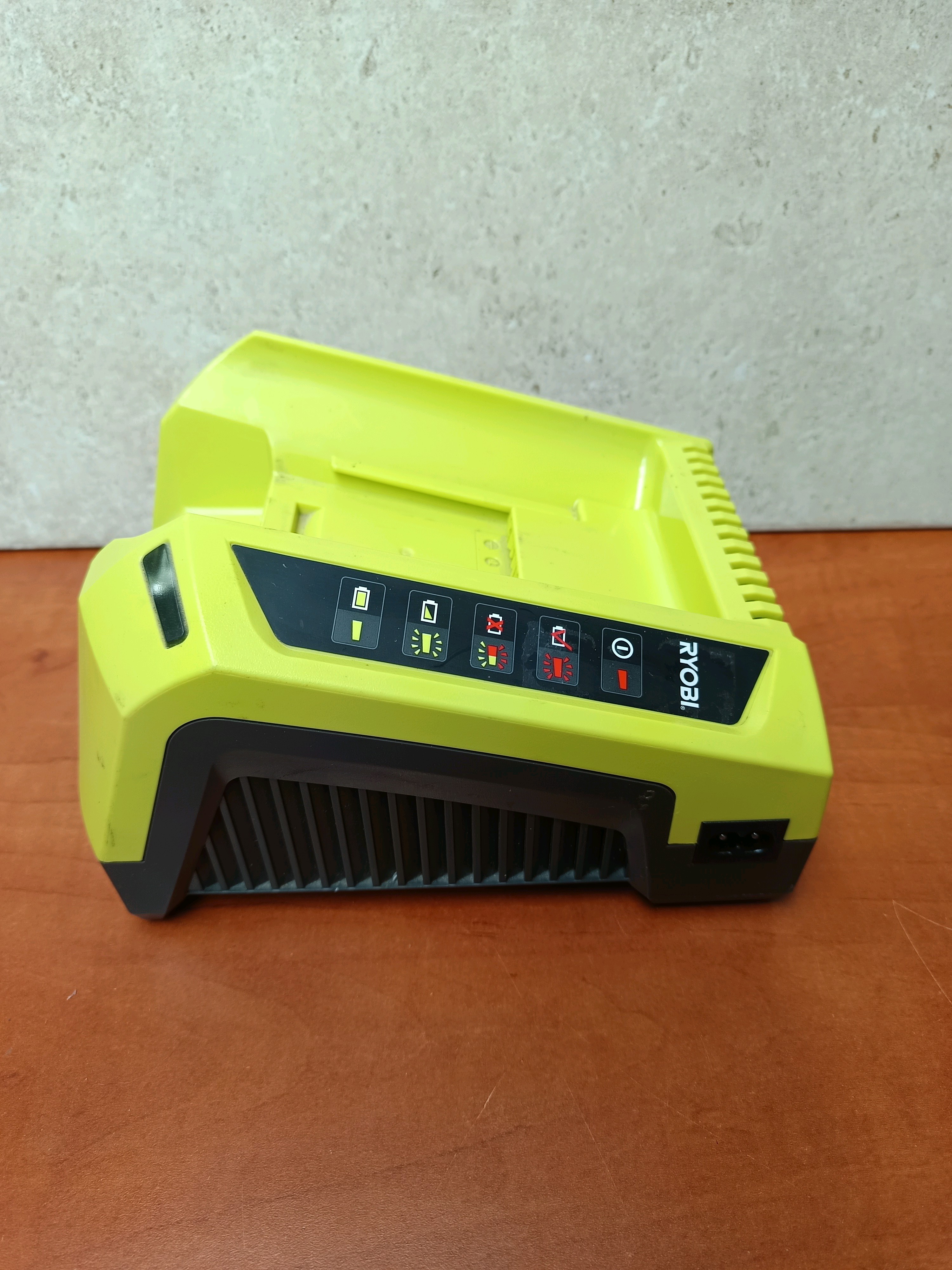 Chargeur de batterie Ryobi BCL3620