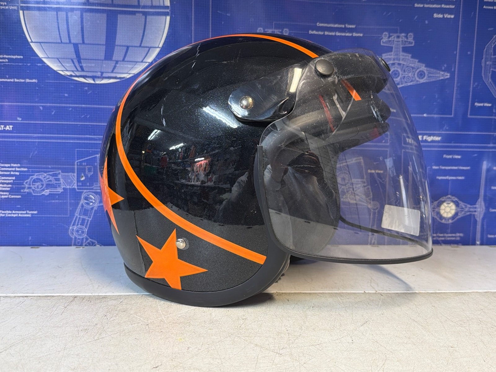 Casque jet DMD noir à étoiles orange avec visière