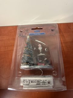 Figurine décorative scène de Noël avec Père Noël et sapin