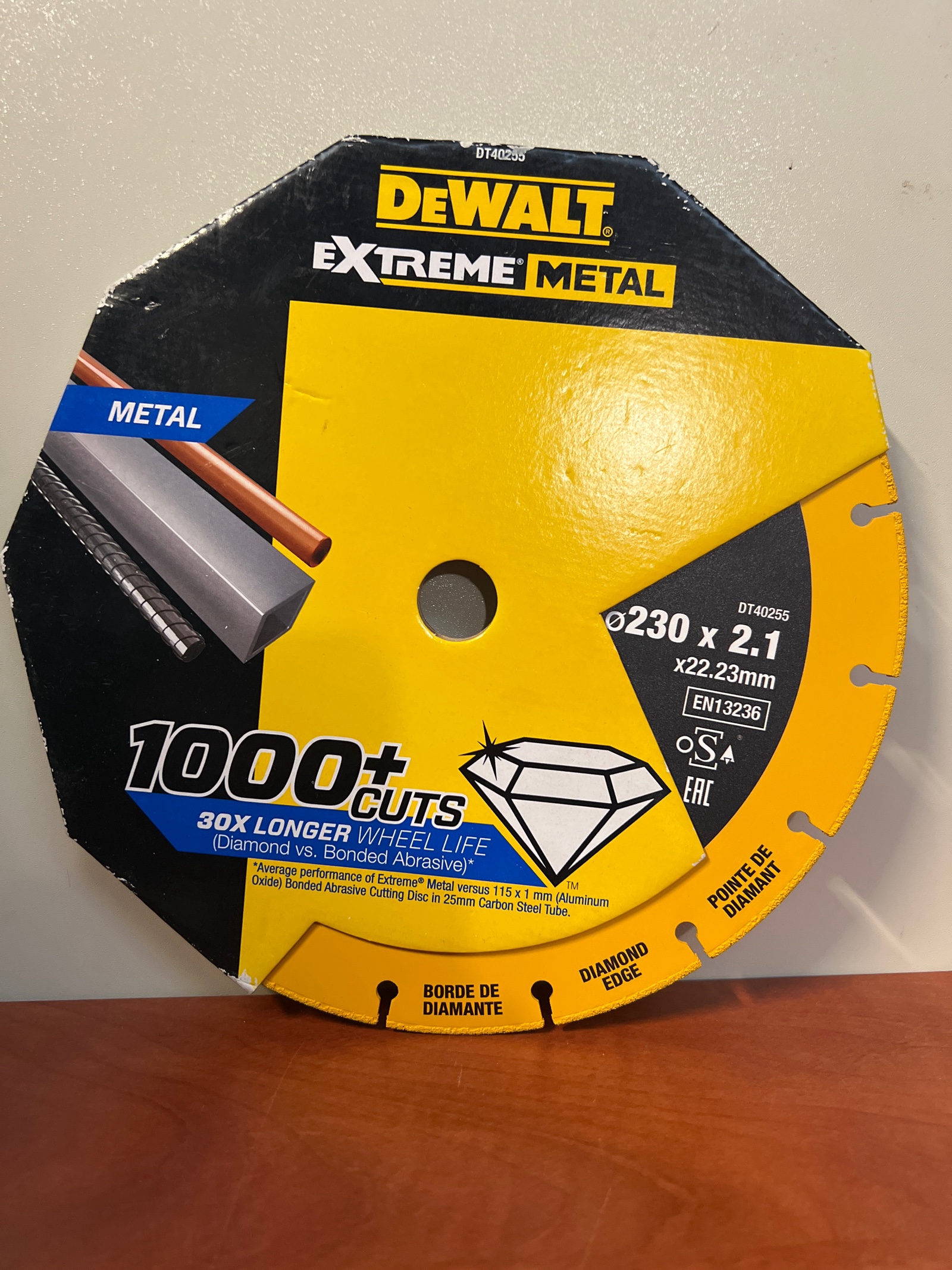 Disque de coupe métal DeWalt Extreme Metal Diamond Edge 230 x 2,1 x 22,23 mm (DT40255)