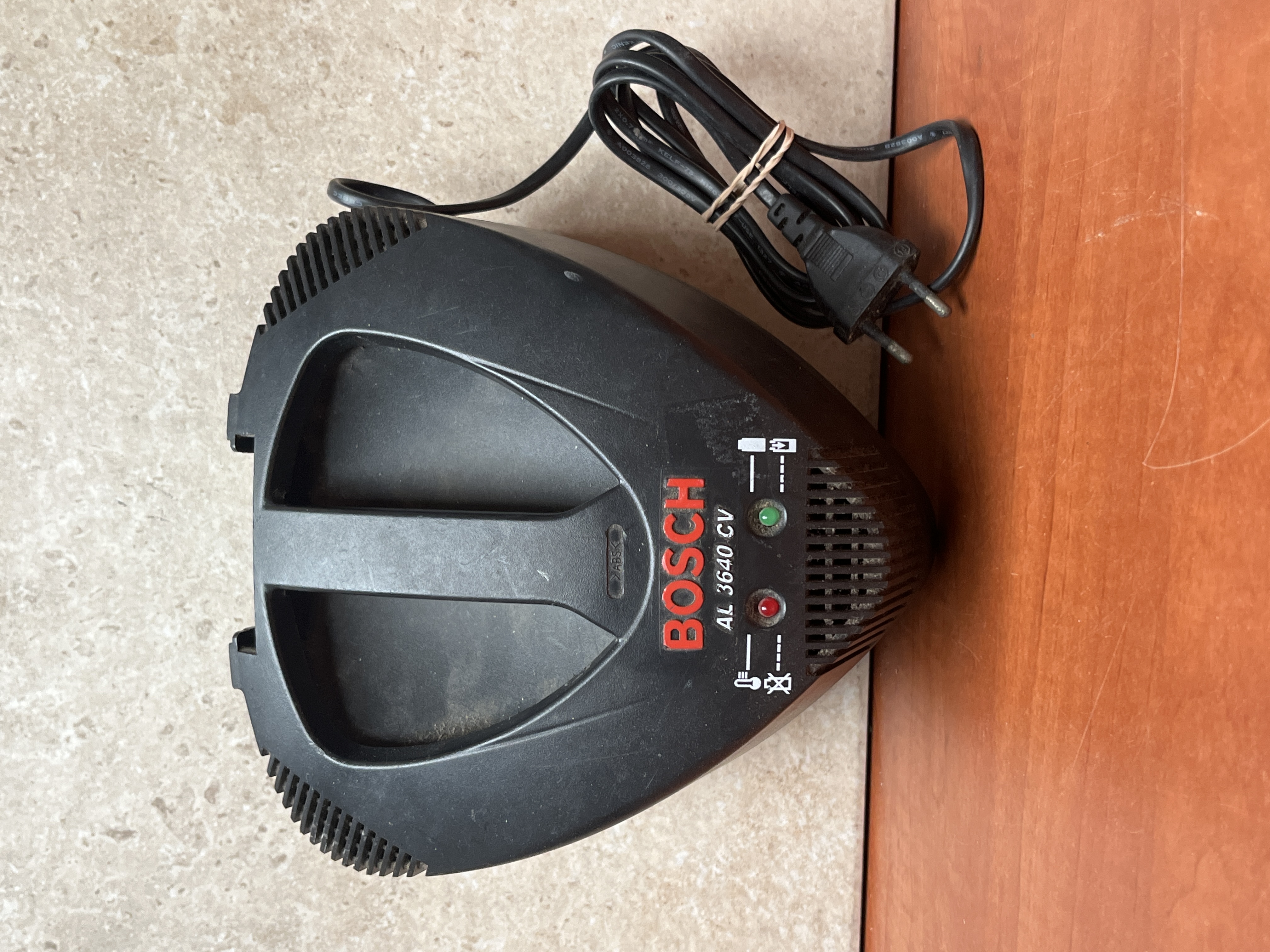 Chargeur de batterie Bosch AL 3640 CV