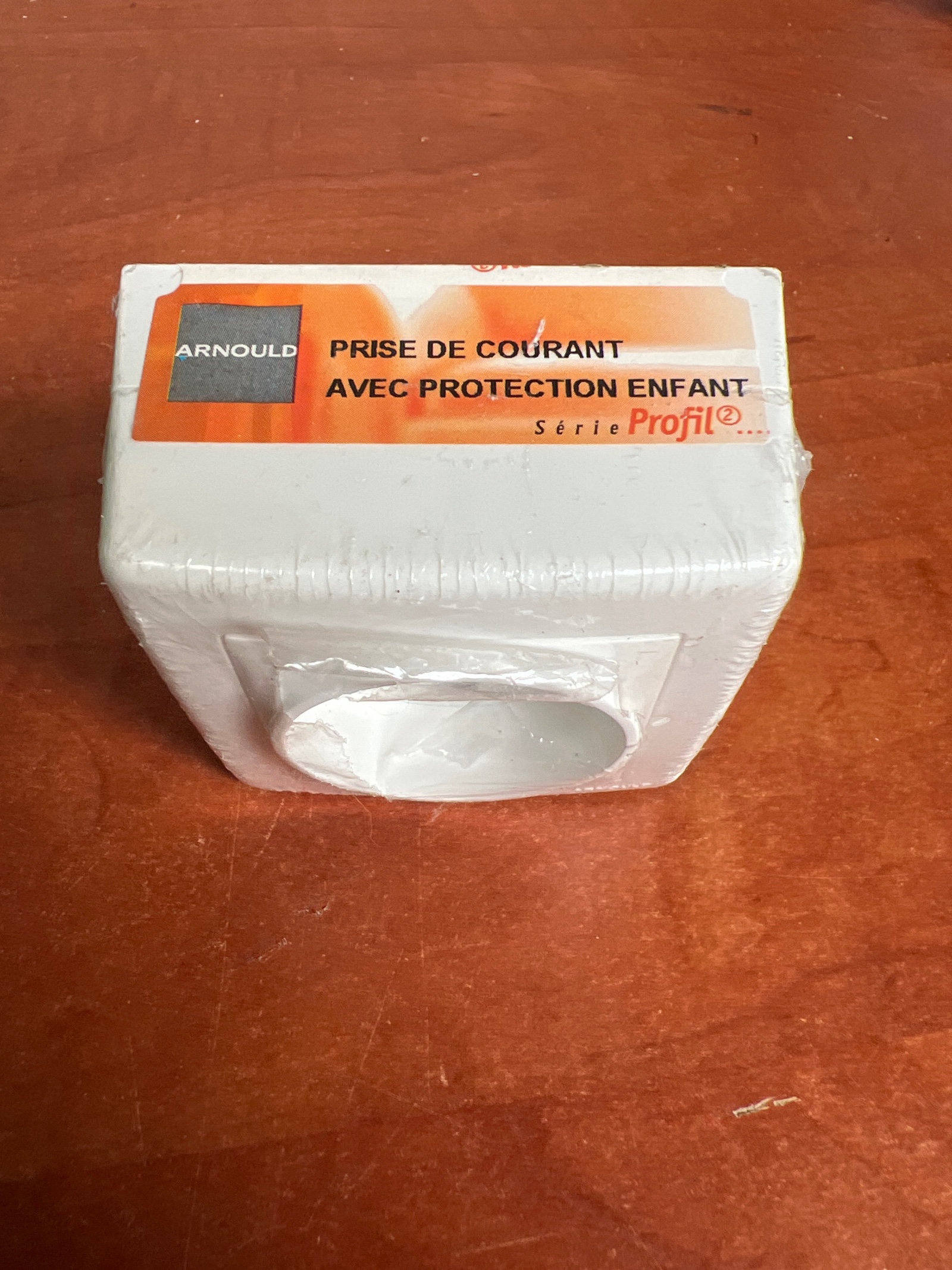 Arnould Prise de courant avec protection enfant - Série Profil 12