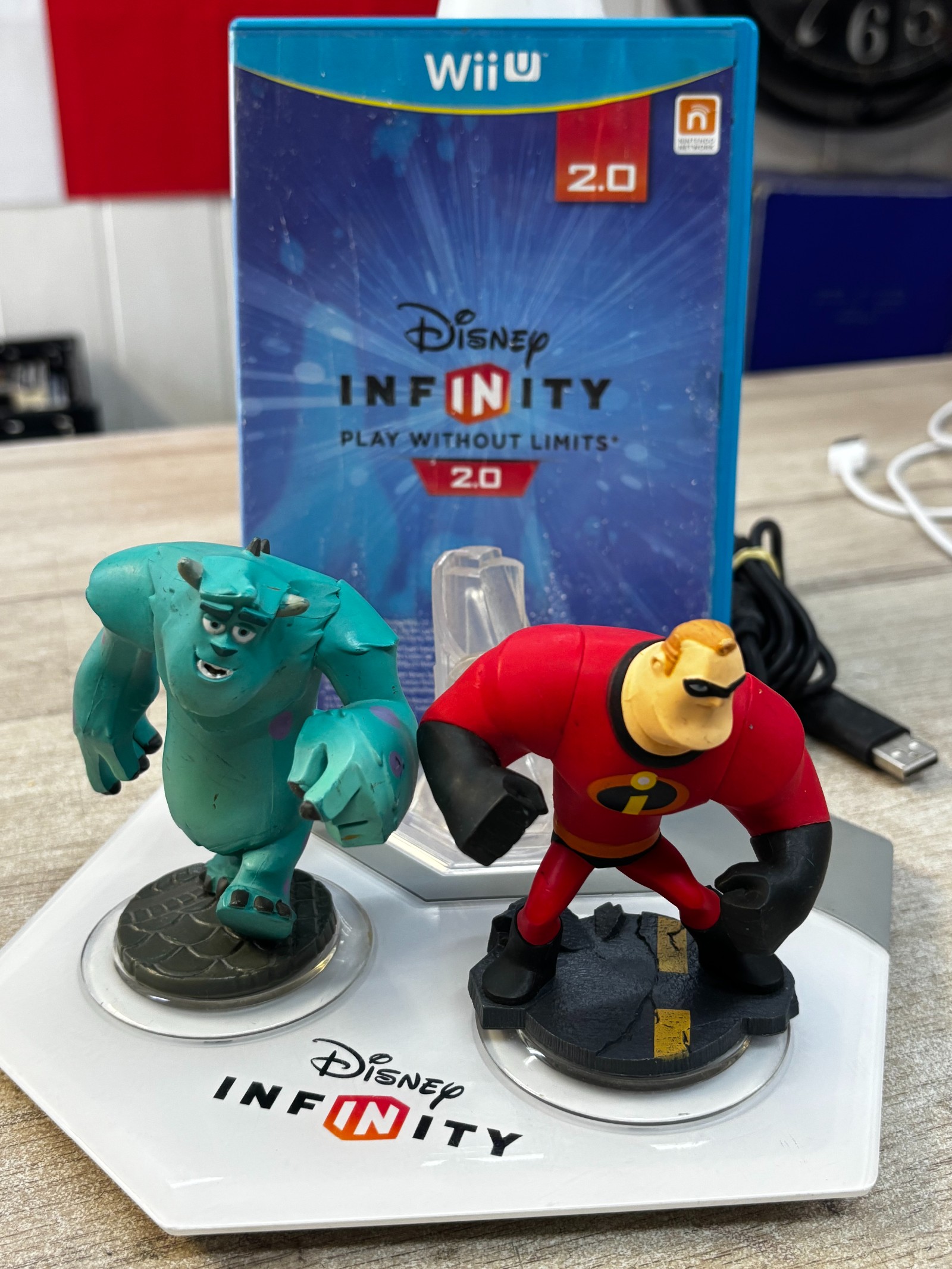 Disney Infinity 2.0 (Wii U) – Base + 2 figurines Mr Indestructible et Sulli + jeu