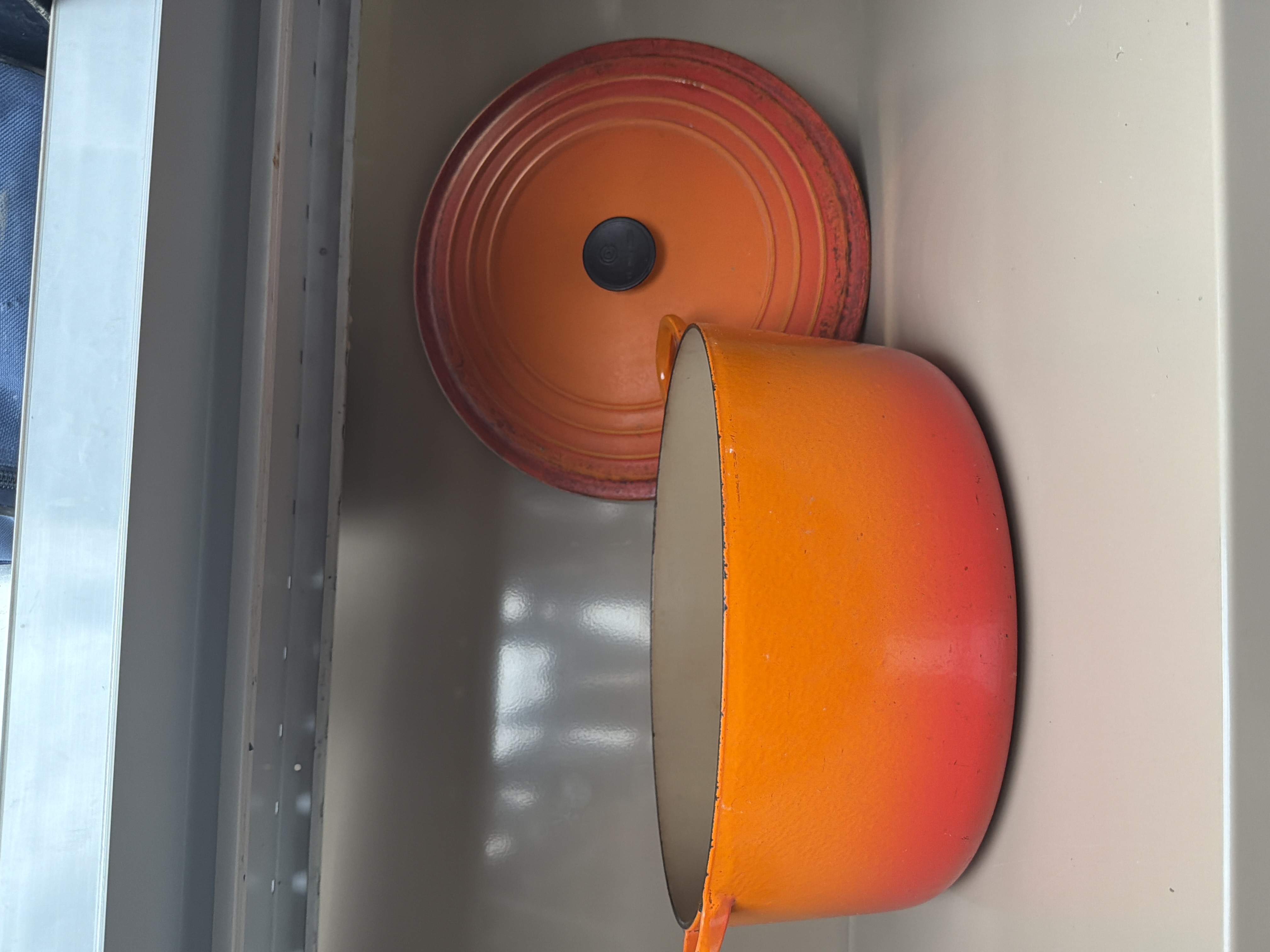 Cocotte ronde en fonte émaillée Le Creuset avec couvercle (orange)