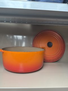 Cocotte ronde en fonte émaillée Le Creuset avec couvercle (orange)