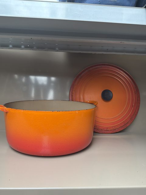 Cocotte ronde en fonte émaillée Le Creuset avec couvercle (orange)