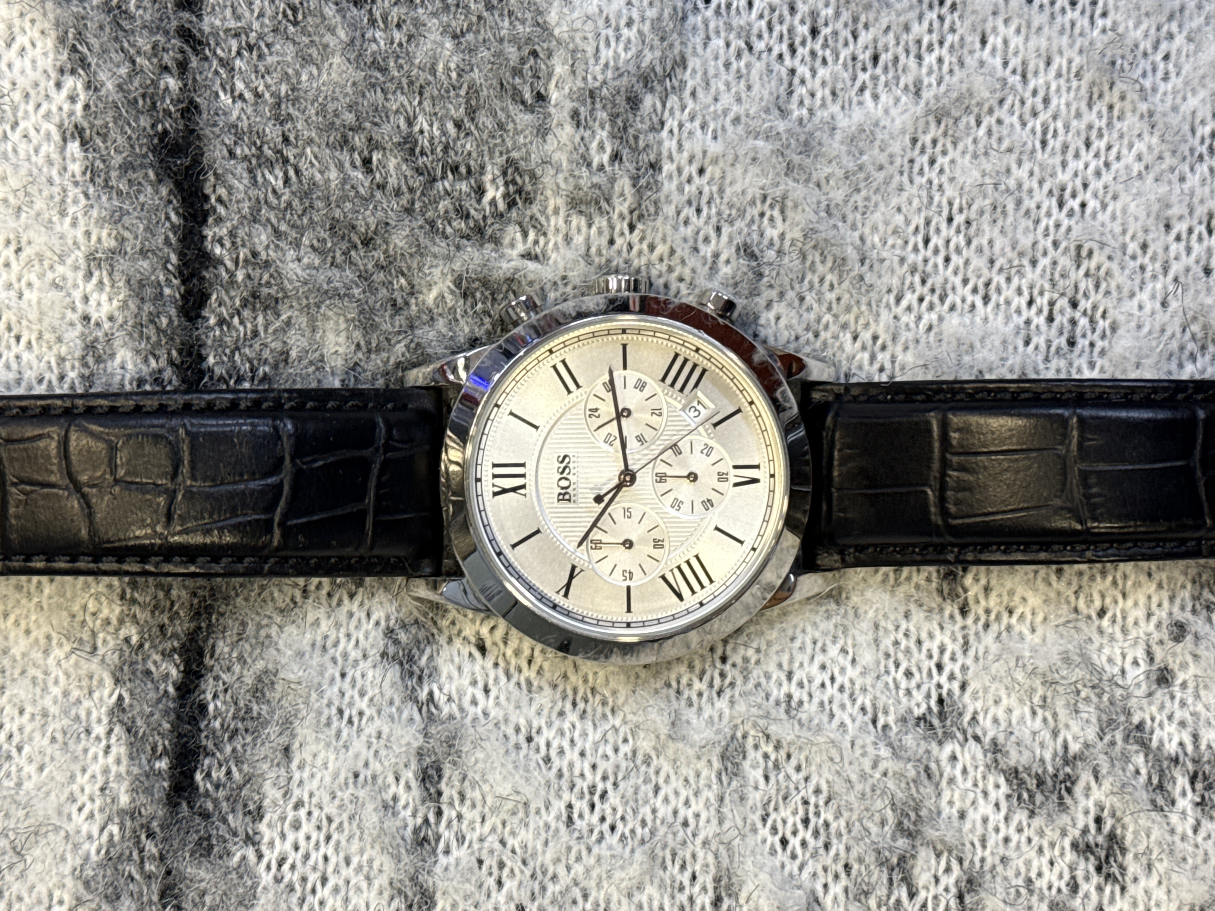 Montre Hugo Boss HB 118.1.14.2348 chronographe, cadran argenté à chiffres romains, bracelet noir
