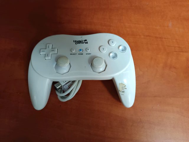 HS Manette Under Control Classic Controller Pro pour Nintendo Wii - blanche