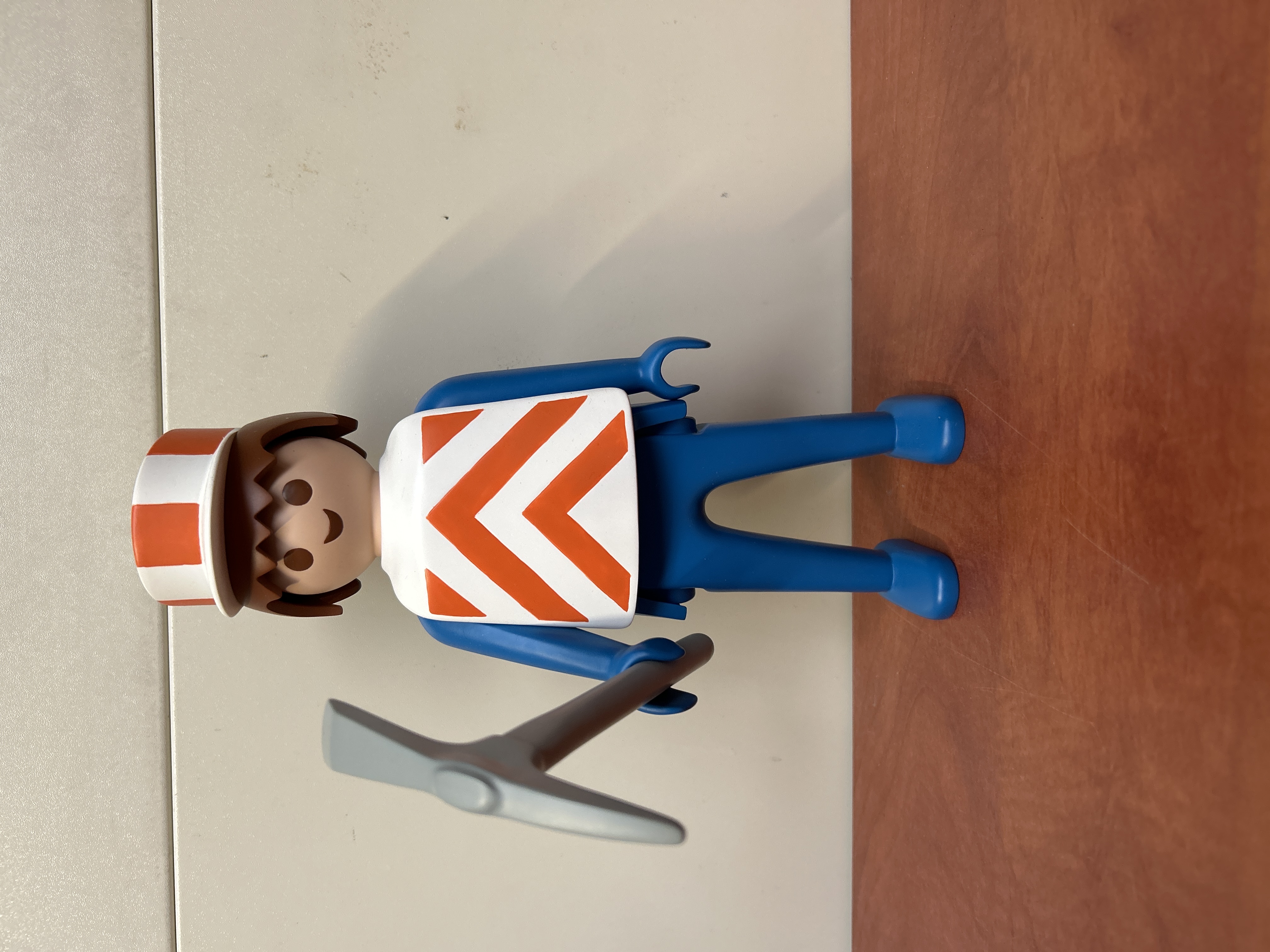 Playmobil – Figurine ouvrier avec pioche — photo 2