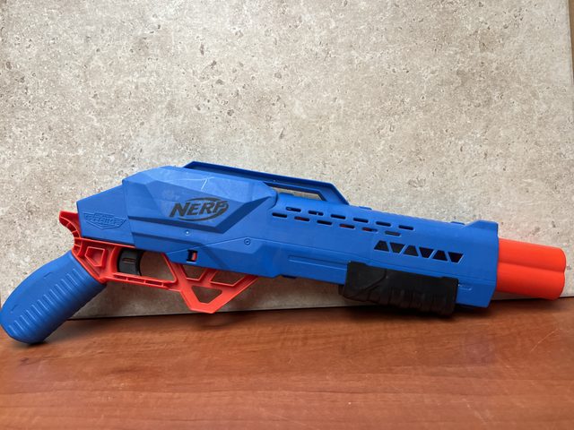 Nerf blaster à pompe (bleu/rouge)