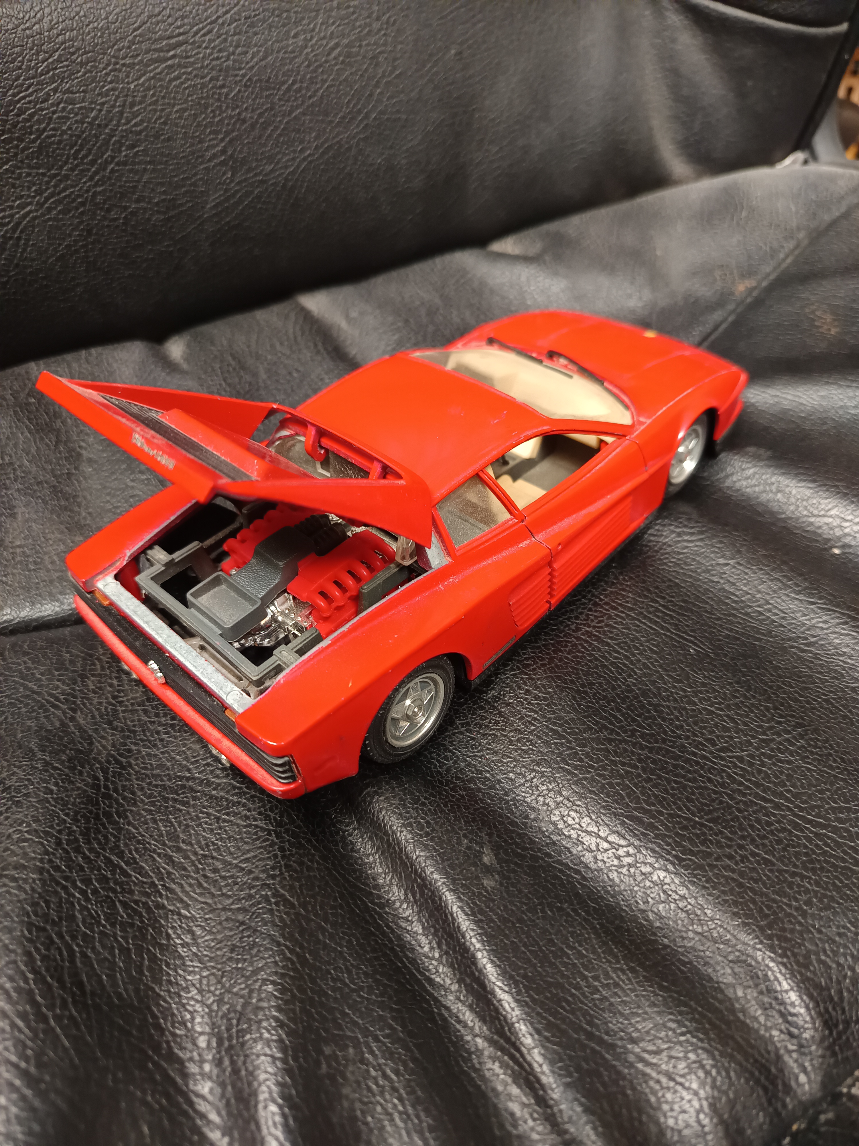 Ferrari Testarossa 1984 Burago 1/24 maquette