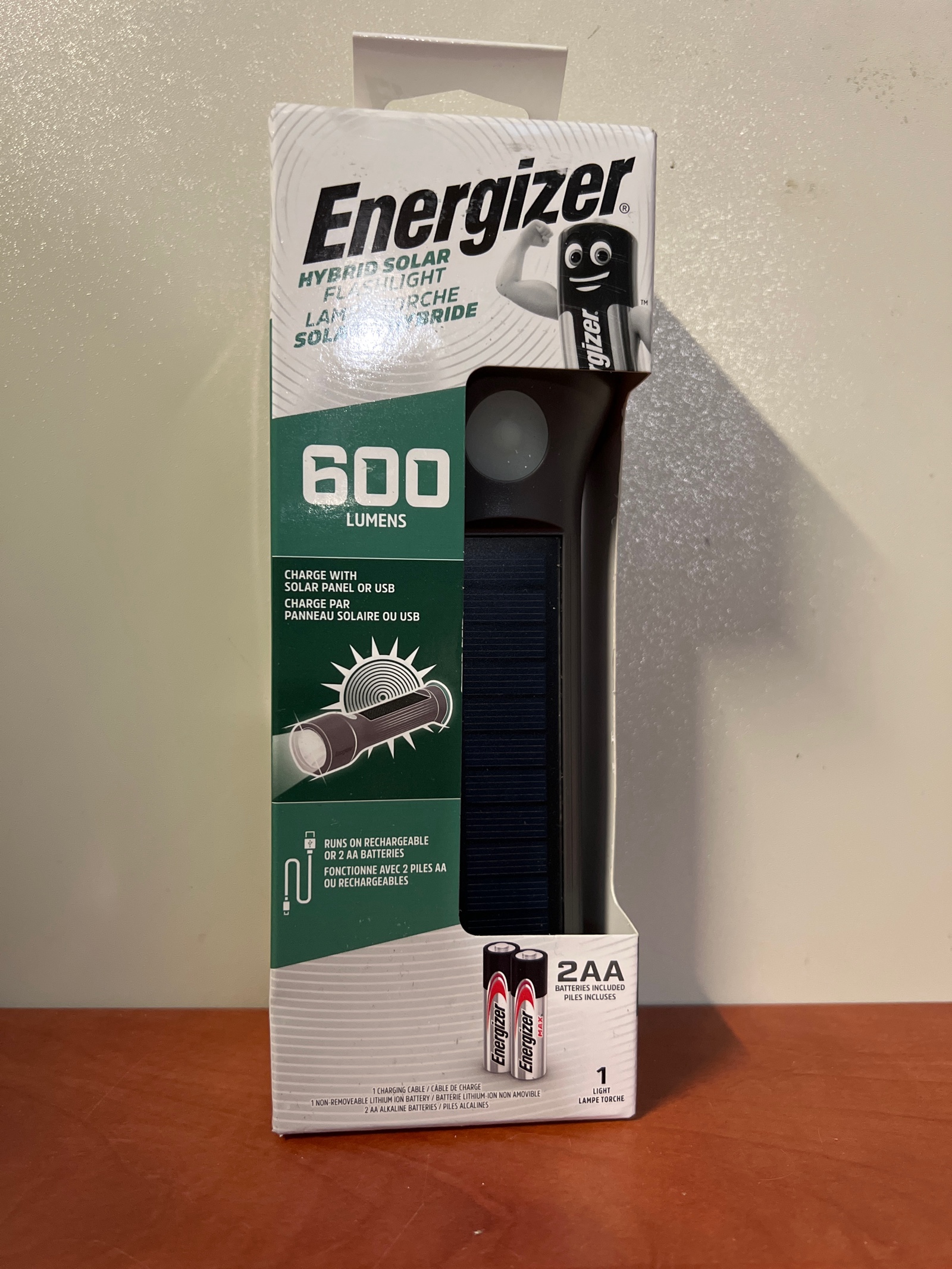 Lampe torche solaire hybride Energizer Hybrid Light 600 lumens 2xAA