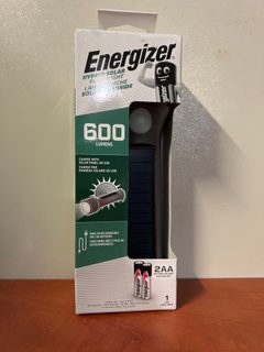 Lampe torche solaire hybride Energizer Hybrid Light 600 lumens 2xAA