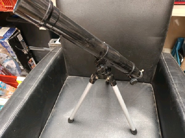 Télescope réfracteur noir avec trépied