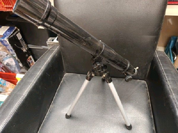 Télescope réfracteur noir avec trépied