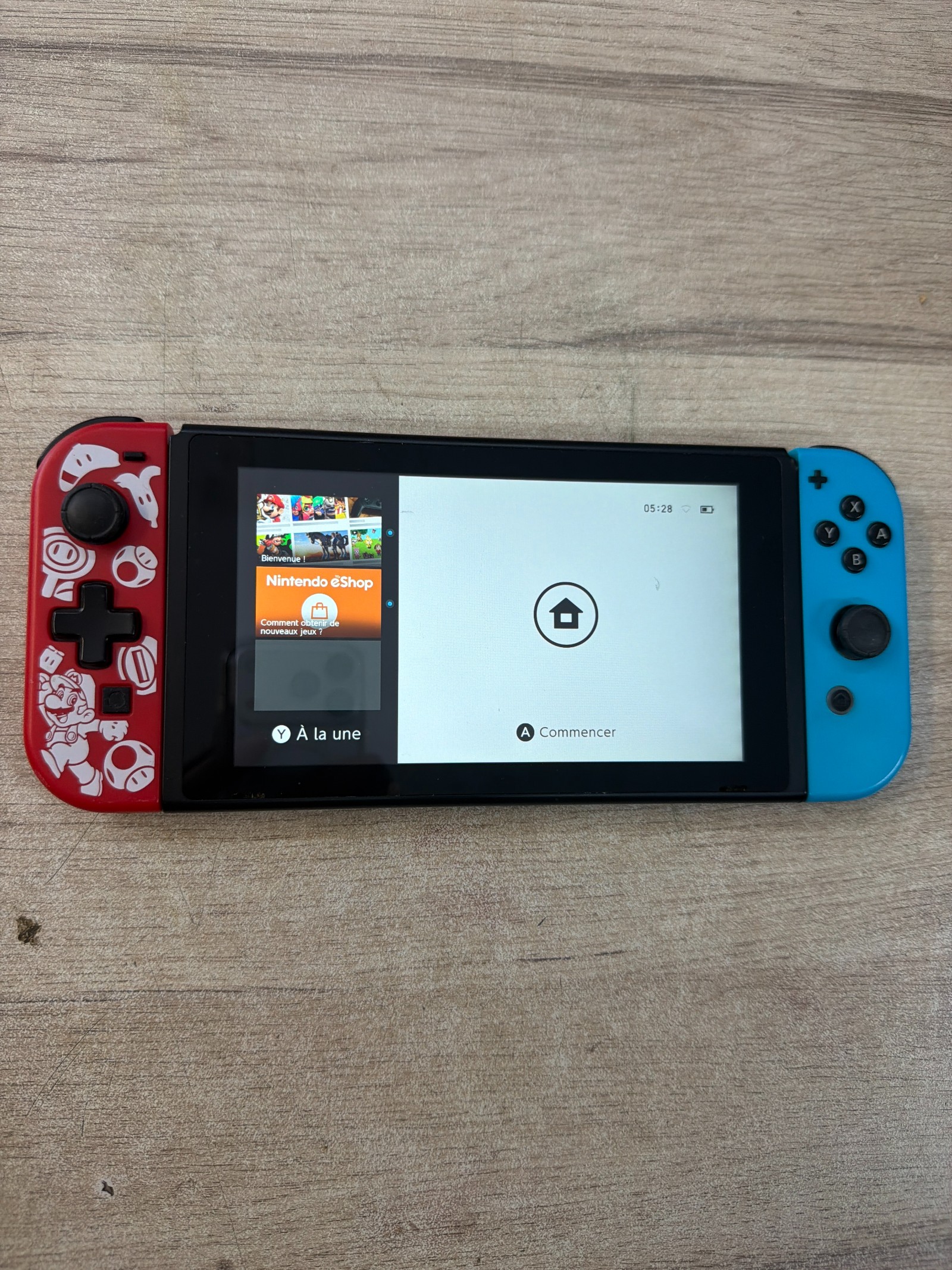 Console Nintendo Switch avec Joy-Con rouge à motifs et bleu