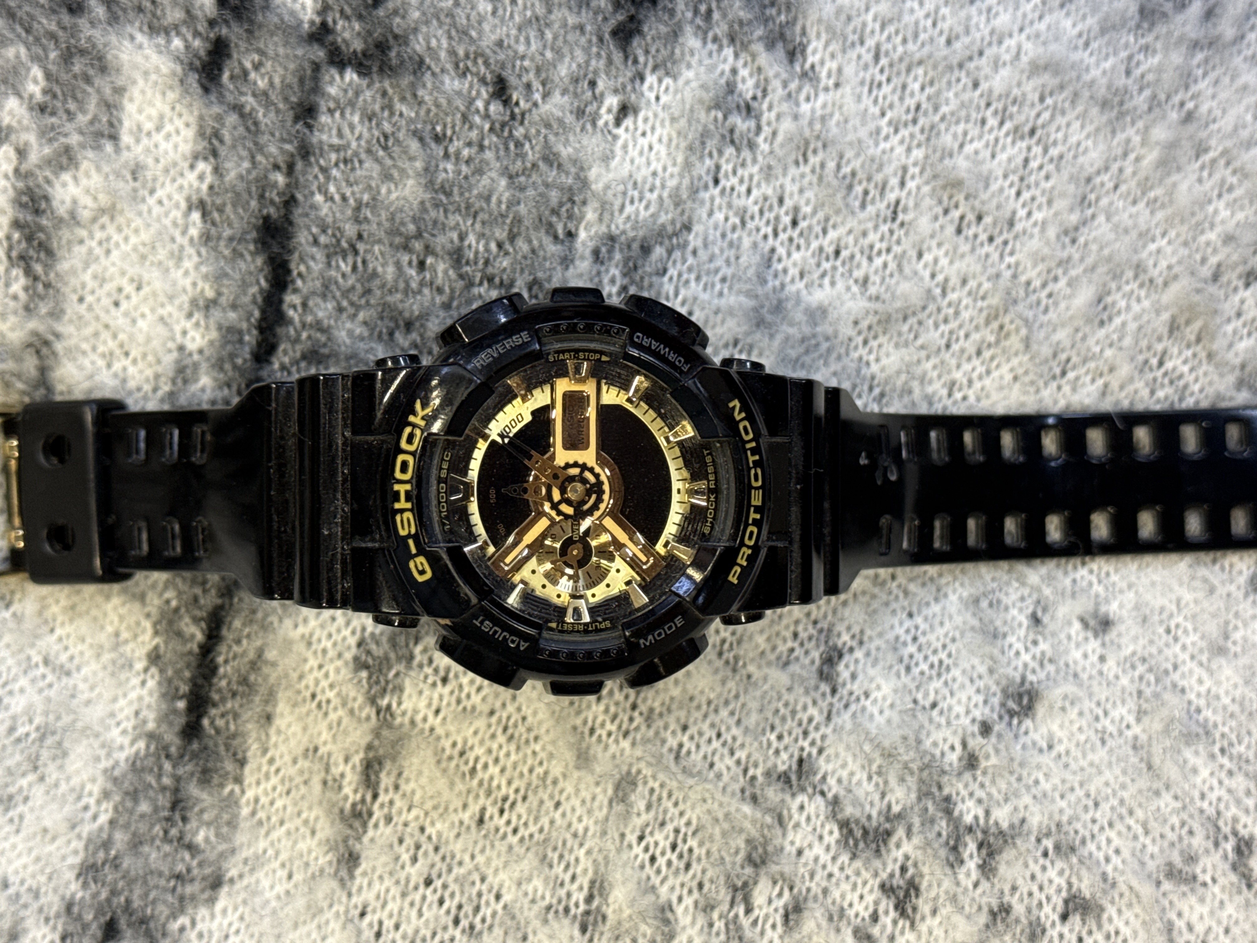 G-Shock montre analogique-digitale noire et or