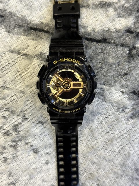 G-Shock montre analogique-digitale noire et or