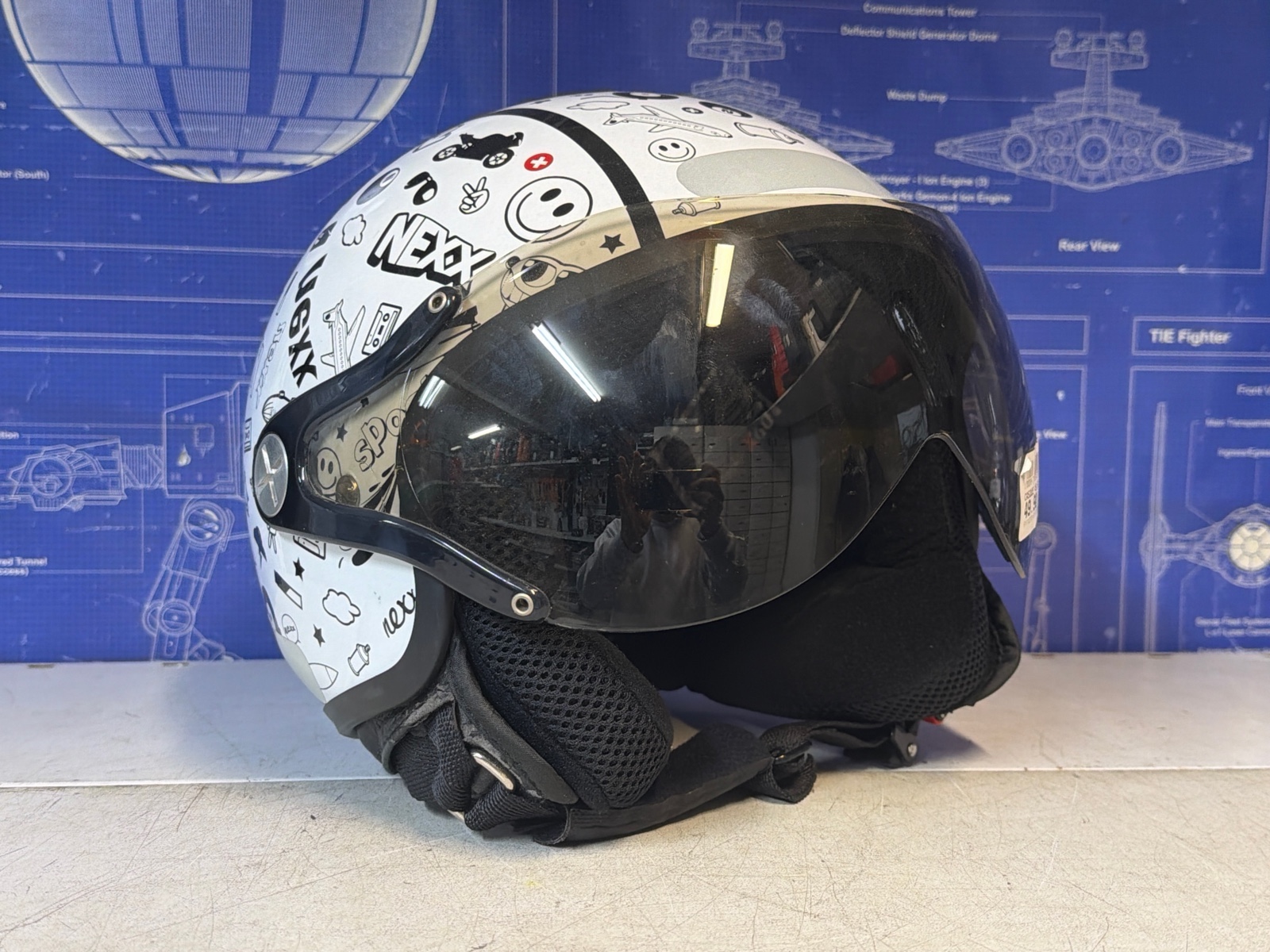 Casque jet Nexx blanc à motifs avec visière fumée