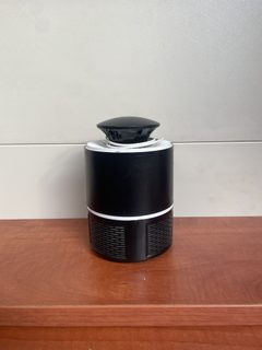 piège à moustiques noir