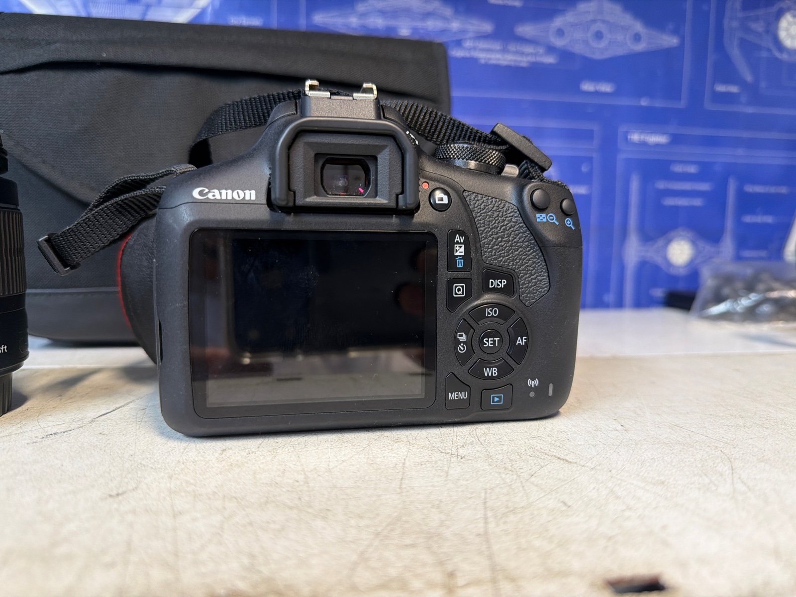 Canon EOS 2000D + objectif EF-S 18-55mm IS — photo 2