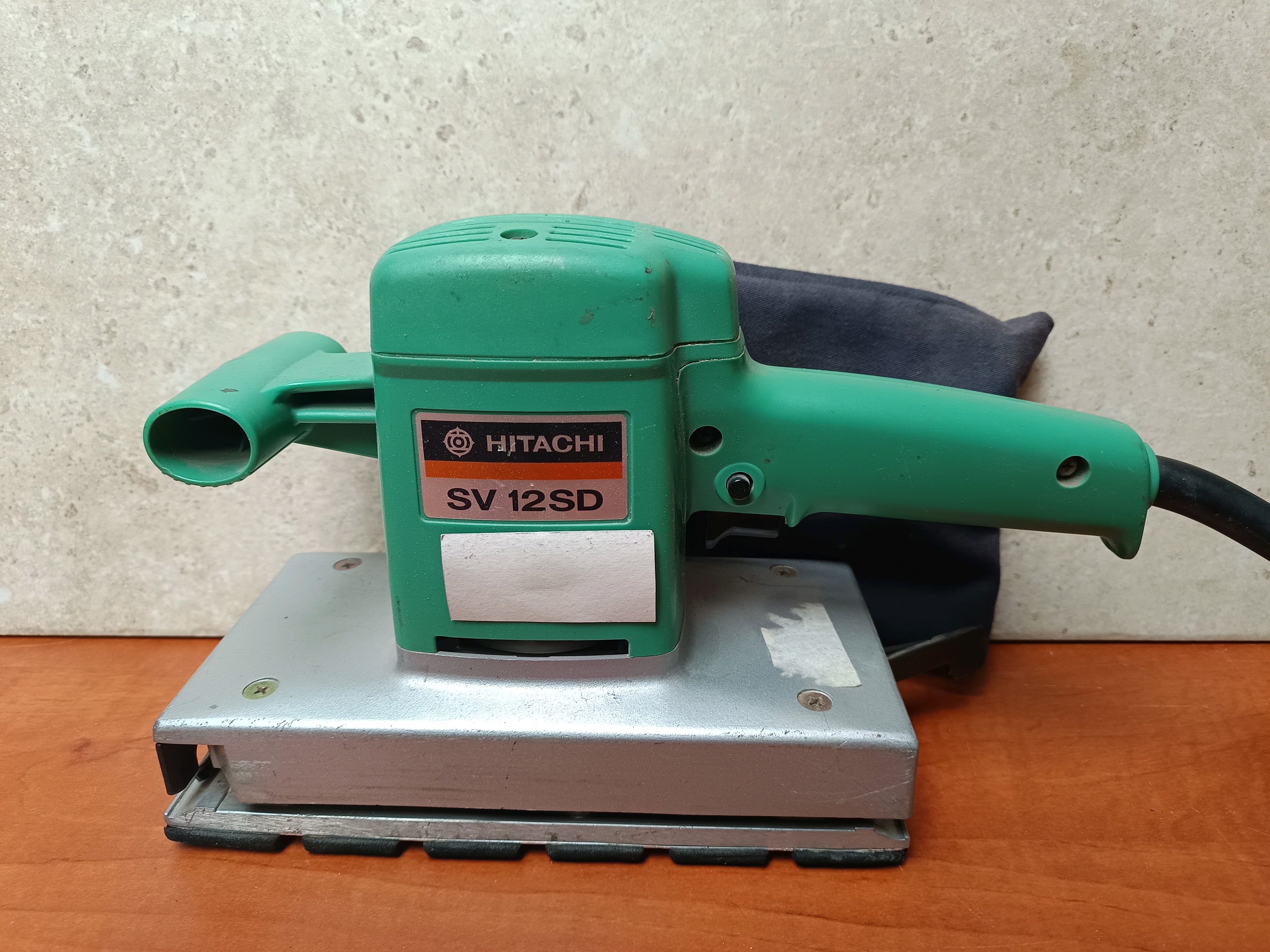 Ponceuse vibrante Hitachi SV 12SD