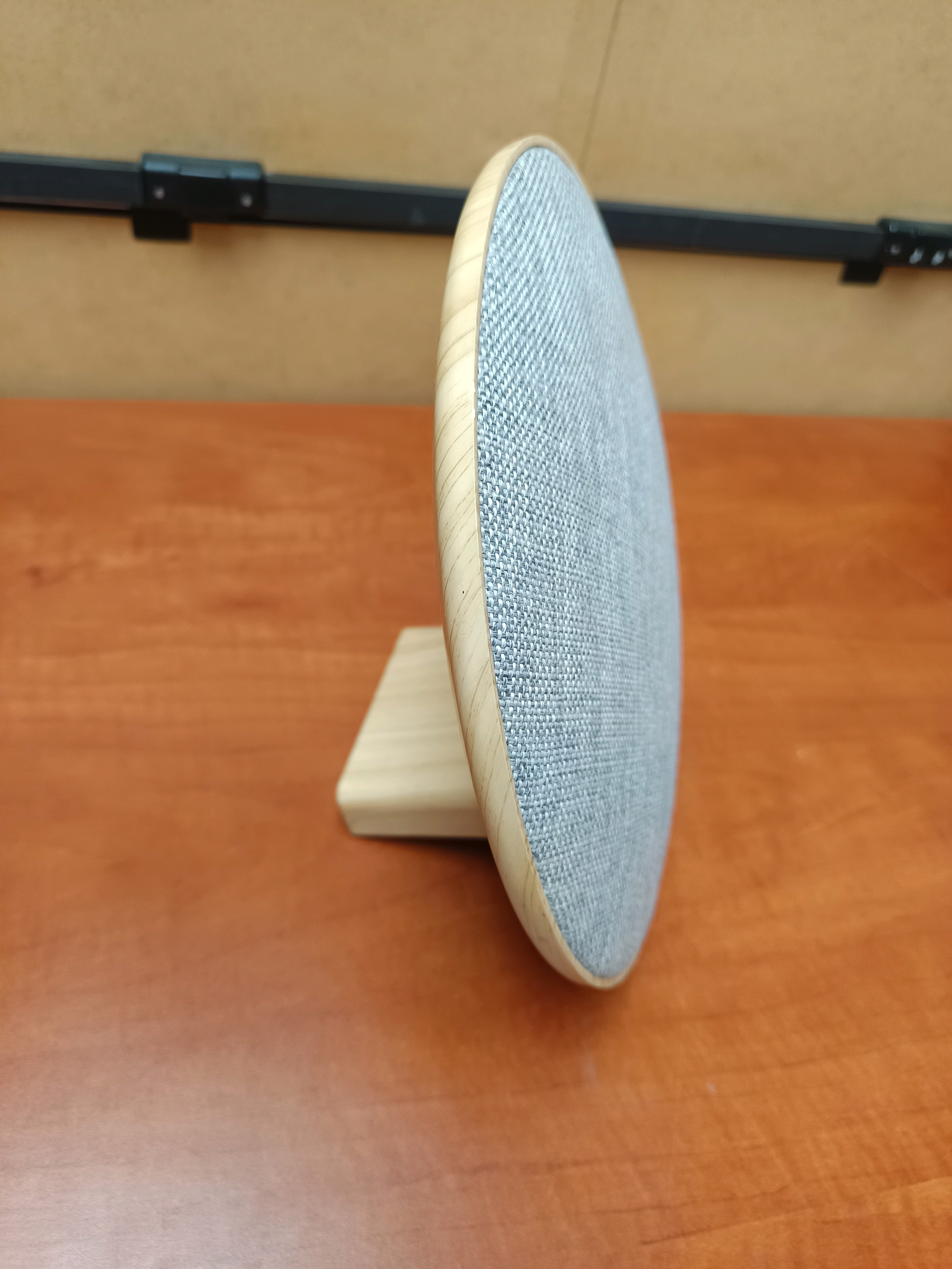 Enceinte Livoo ronde sur pied en bois (façade tissu gris)