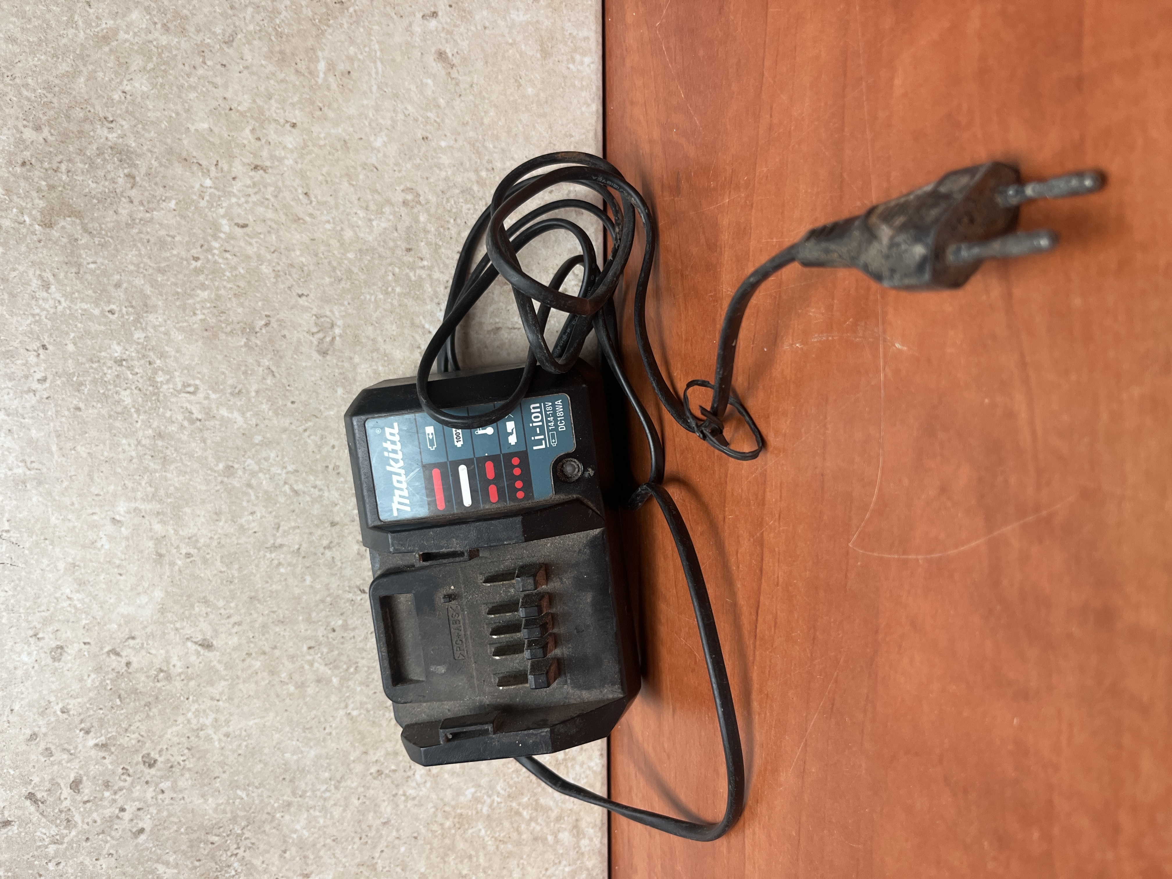 Chargeur de batterie Makita DC18WA
