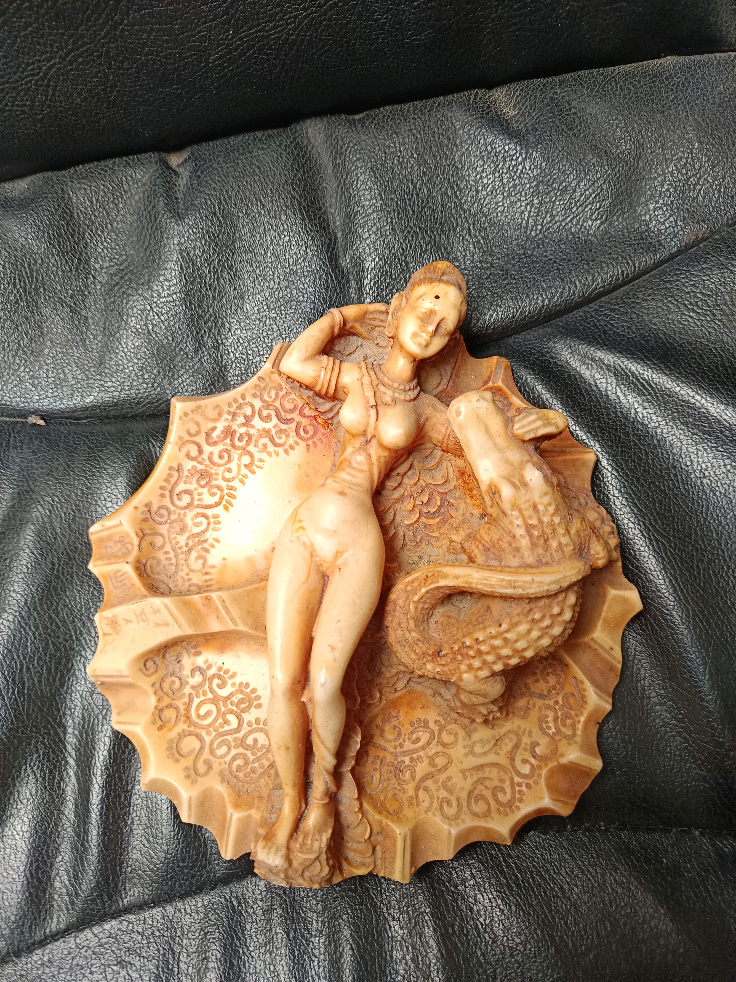 Objet déco mural femme et crocodile en relief d'occasion