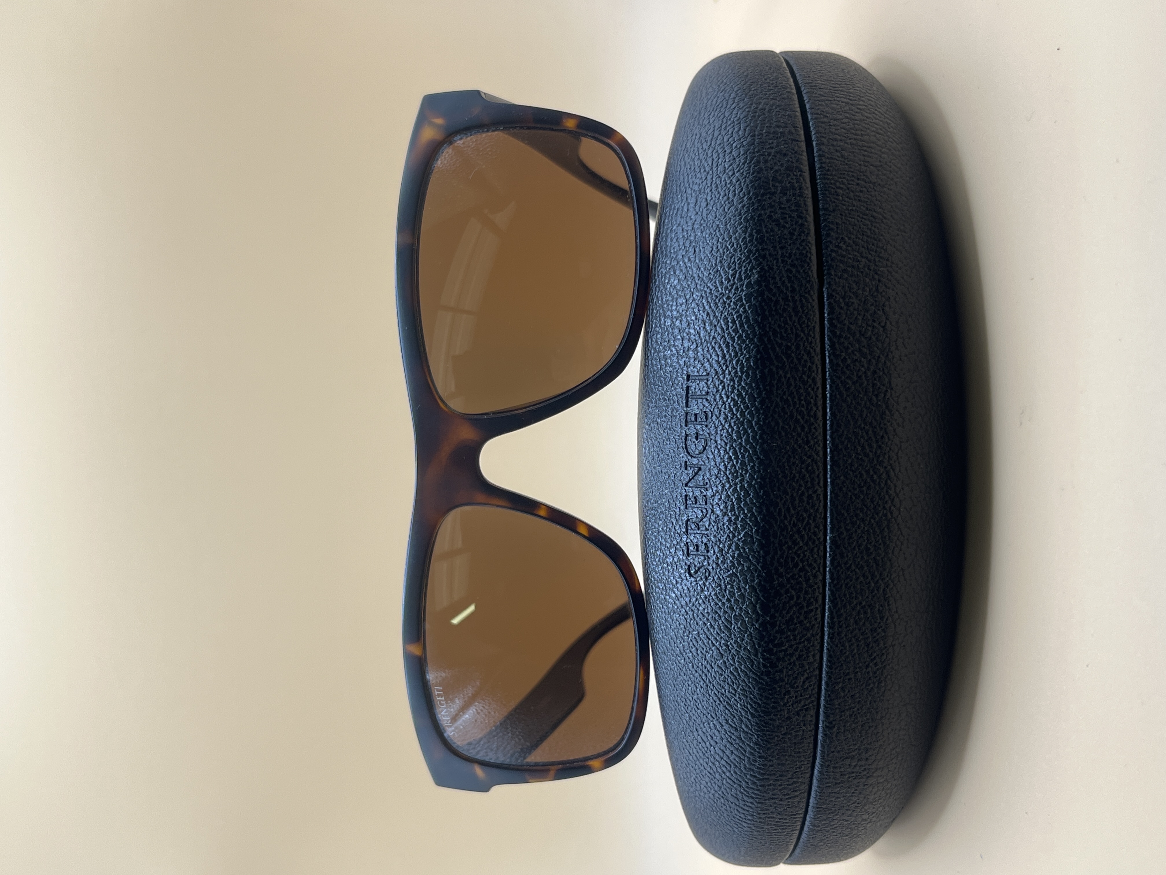 Lunettes de soleil SUNGAIT monture caille avec étui serengeti positano 8693