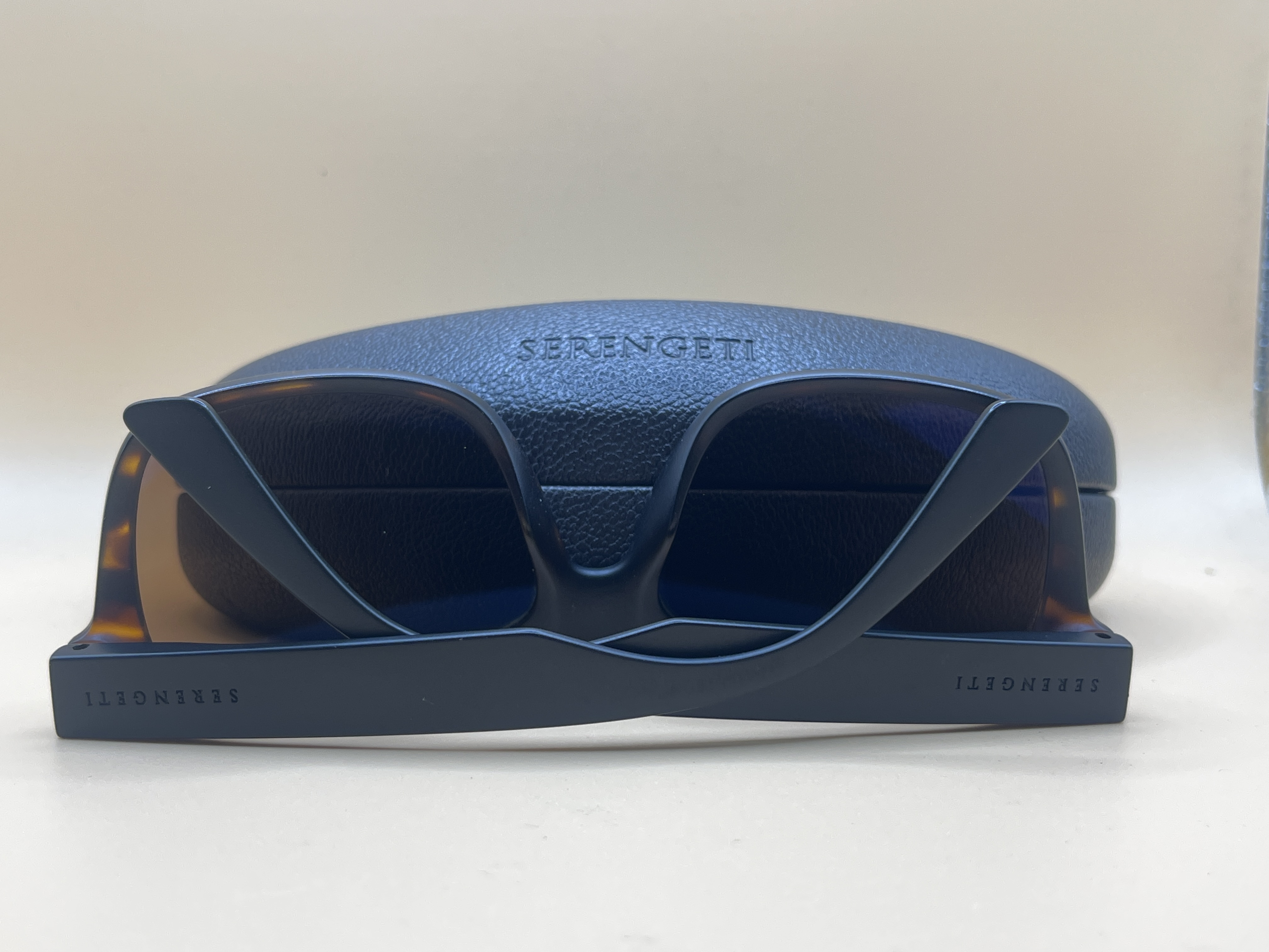 Lunettes de soleil SUNGAIT monture caille avec étui serengeti positano 8693 — photo 2