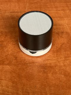 Mini enceinte audio portable noire et blanche