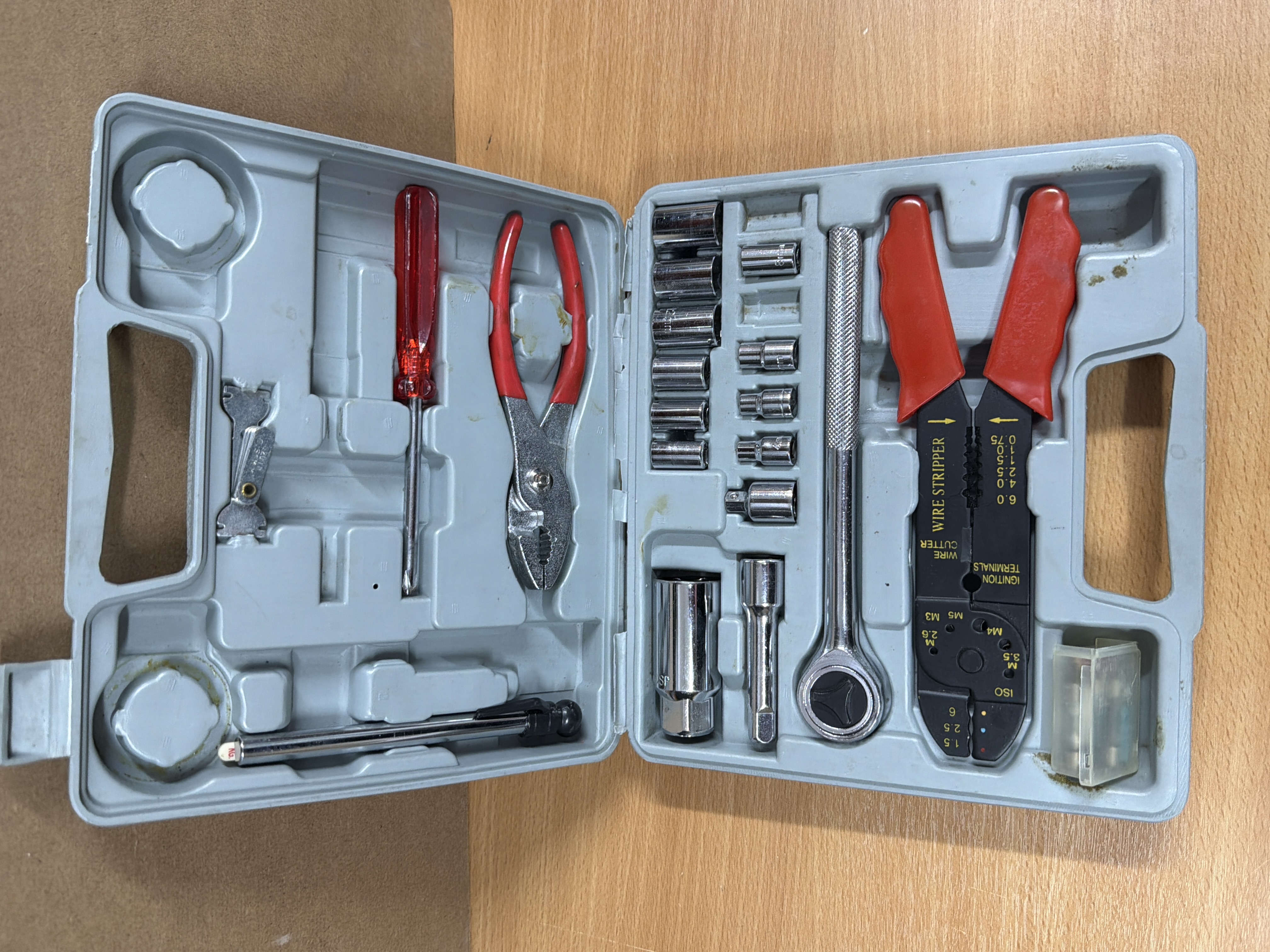 Coffret d’outillage avec pince à dénuder, cliquet et douilles