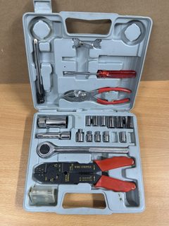 Coffret d’outillage avec pince à dénuder, cliquet et douilles