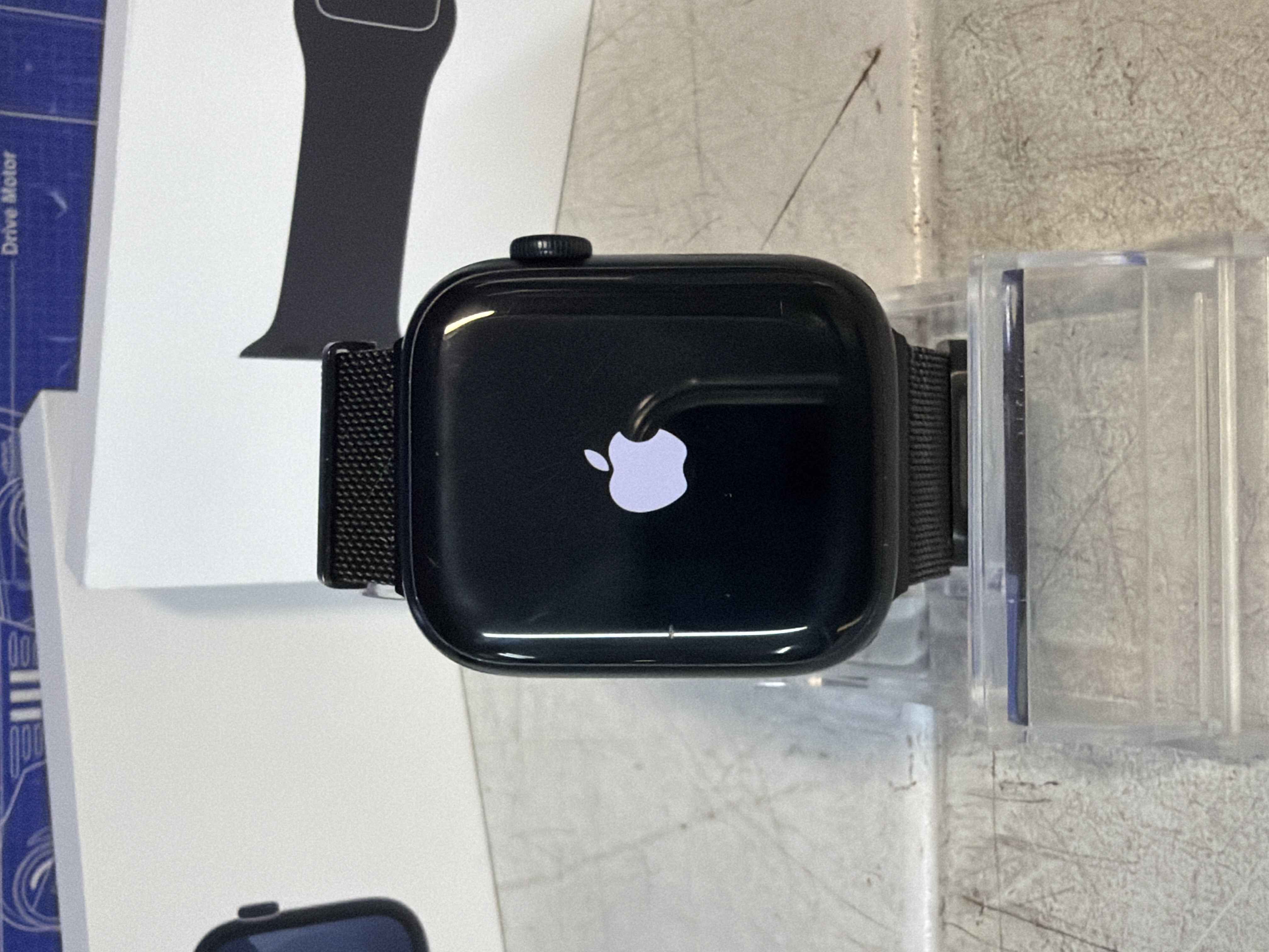 Apple Watch noire avec boîte — photo 2