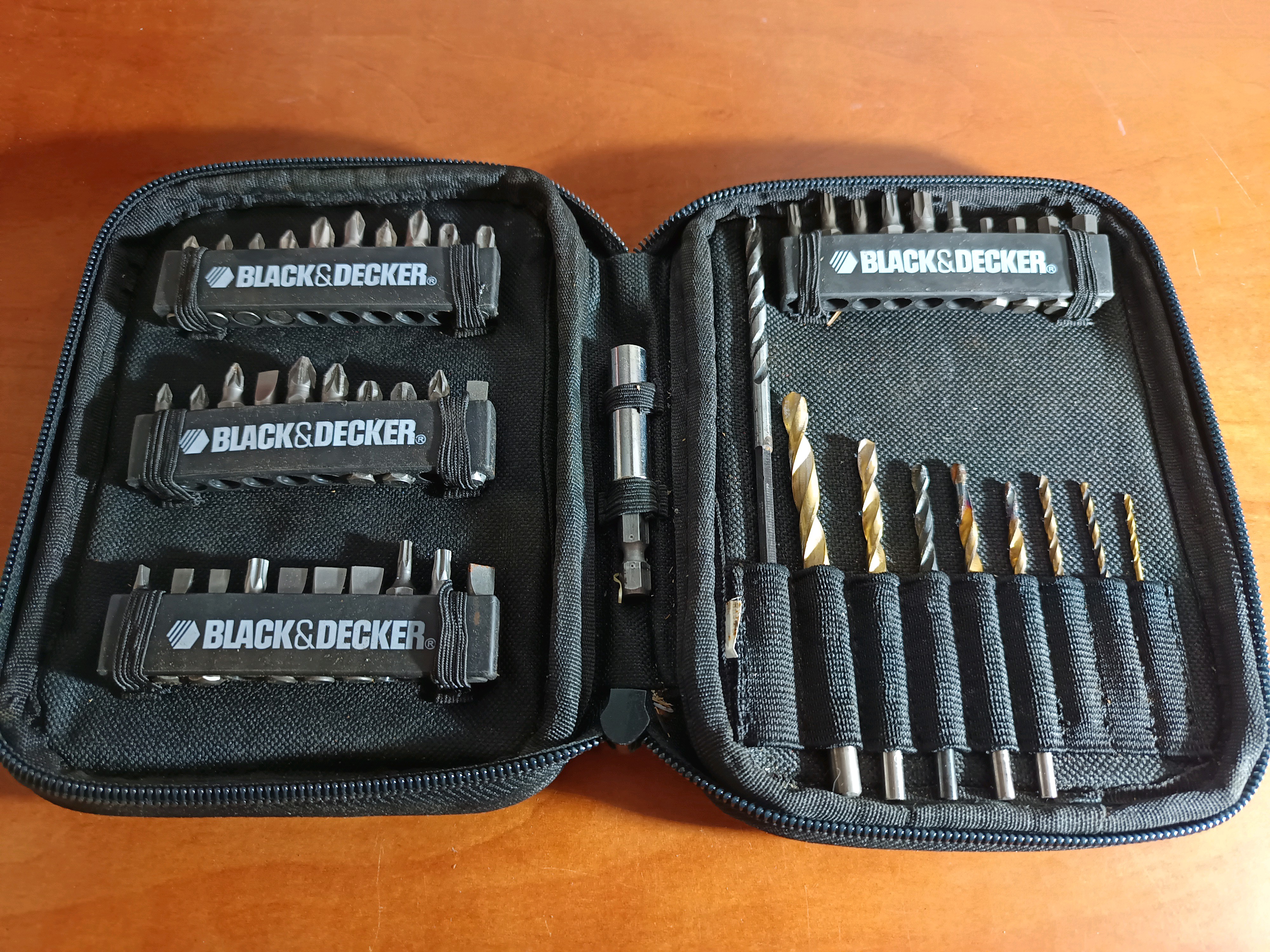 Set d'embouts et forets Black & Decker avec étui zippé