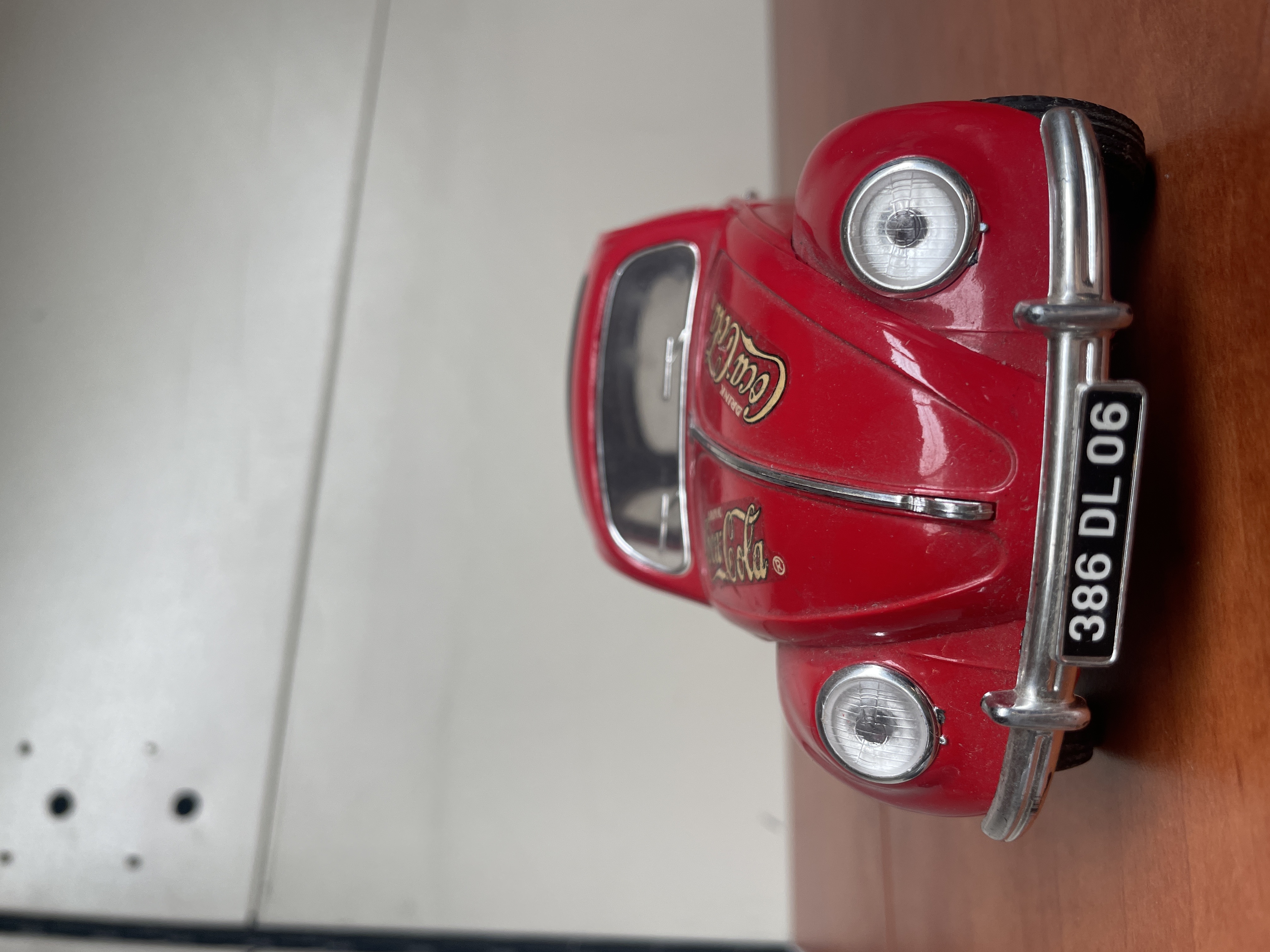 Voiture miniature Volkswagen Coccinelle Coca-Cola rouge — photo 3
