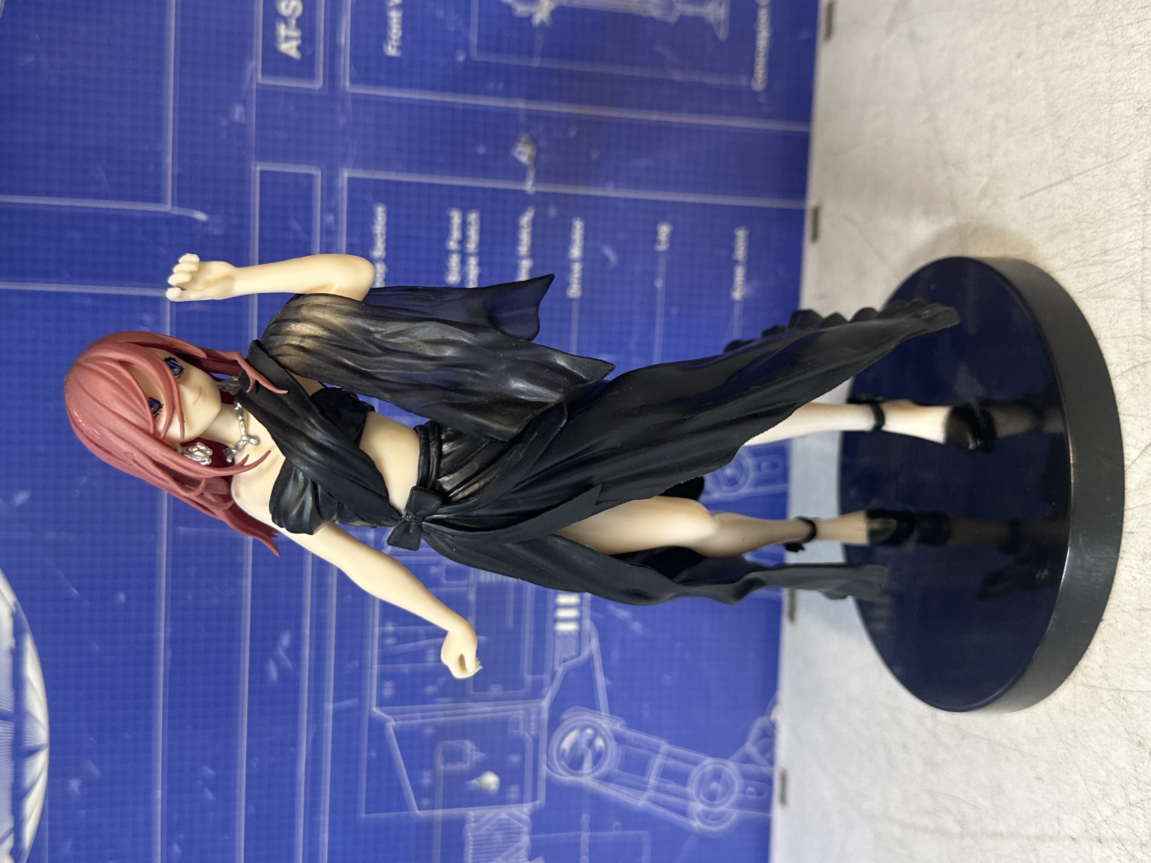 Figurine Miku Nakano robe noire