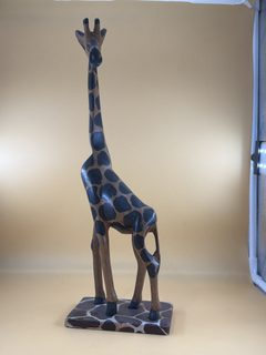 Statuette girafe en bois sculpté peinte à la main déco africaine sur socle