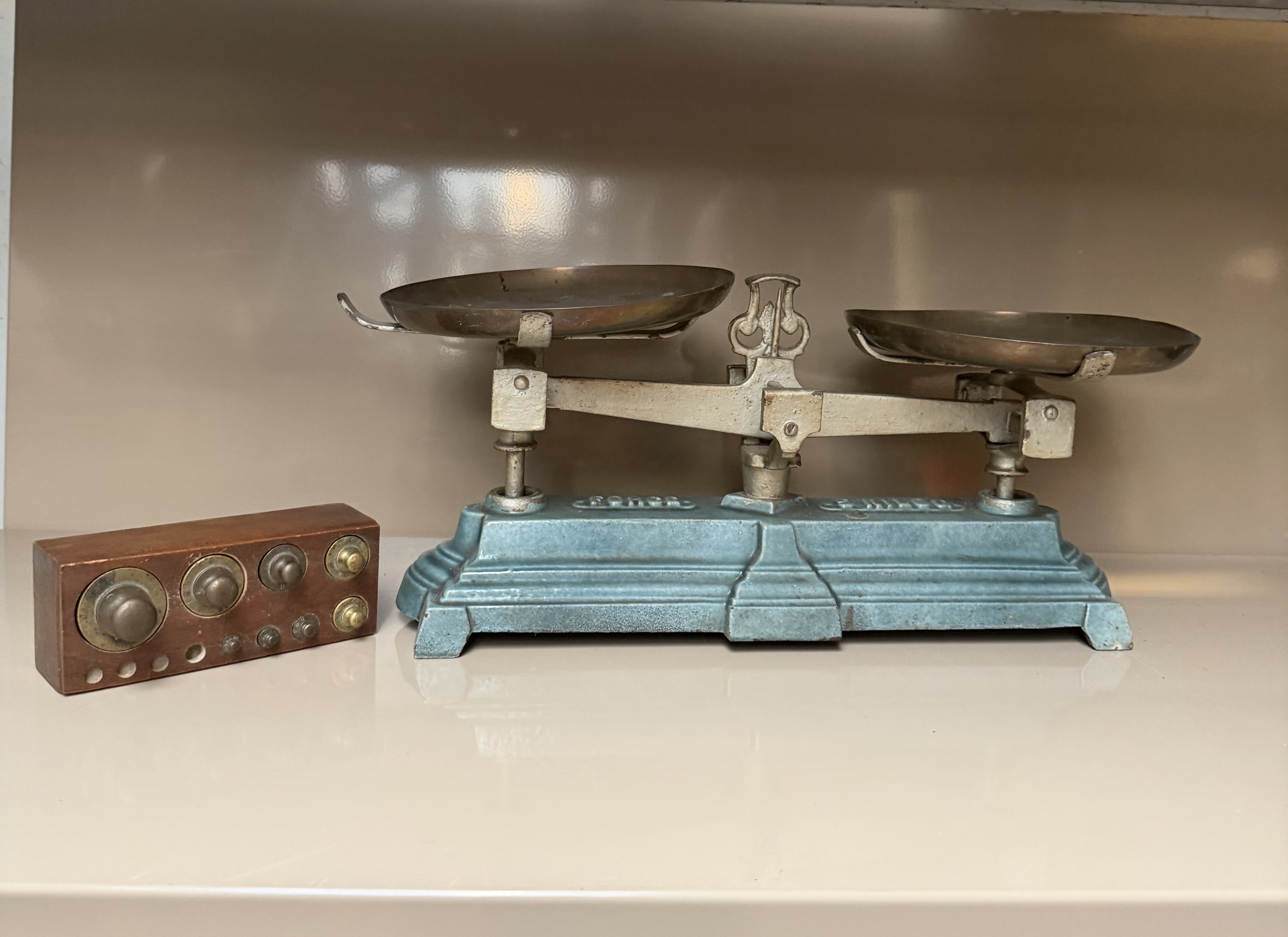 Balance à plateaux vintage en fonte bleue avec jeu de poids (4 petits manquants)