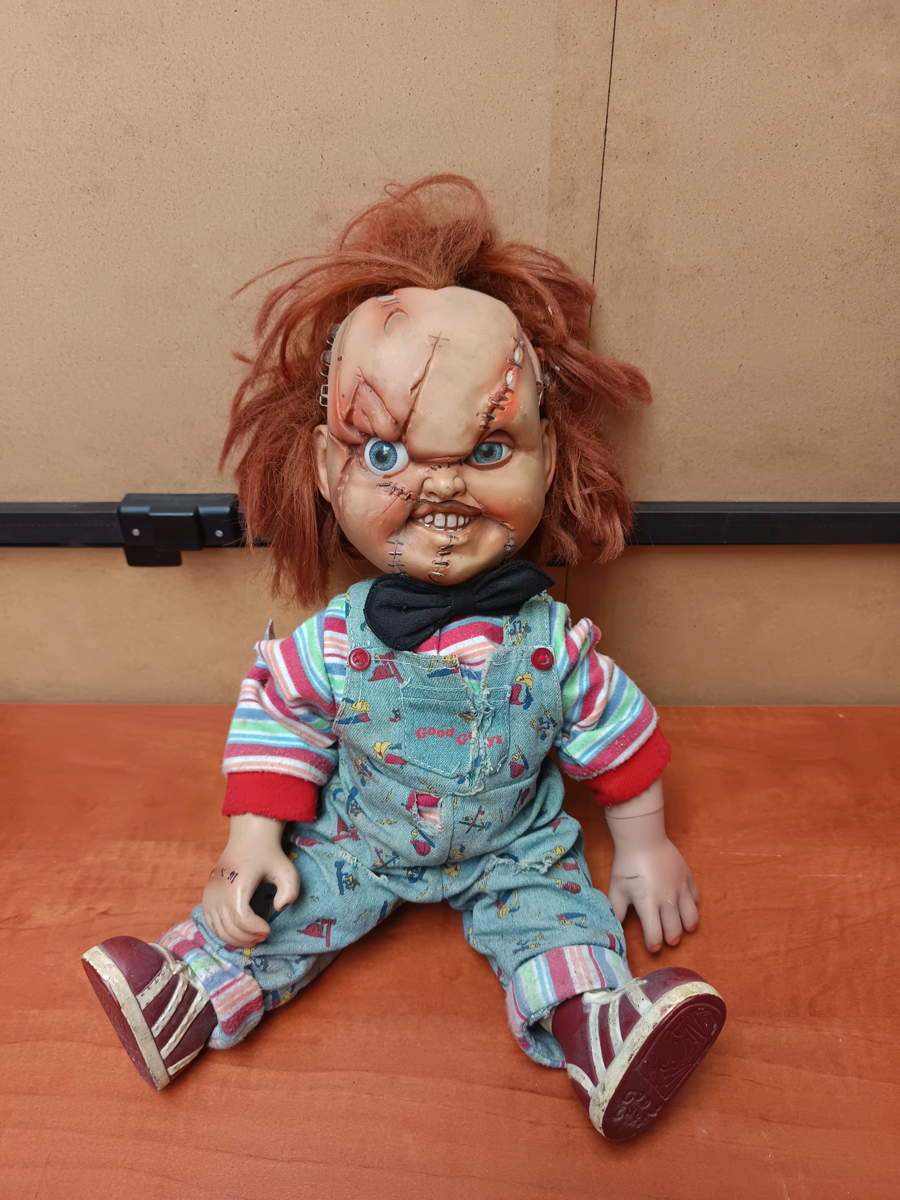 Poupée Chucky Good Guys – version cicatrices (Bride/Seed of Chucky) – 38–40 cm – sous licence