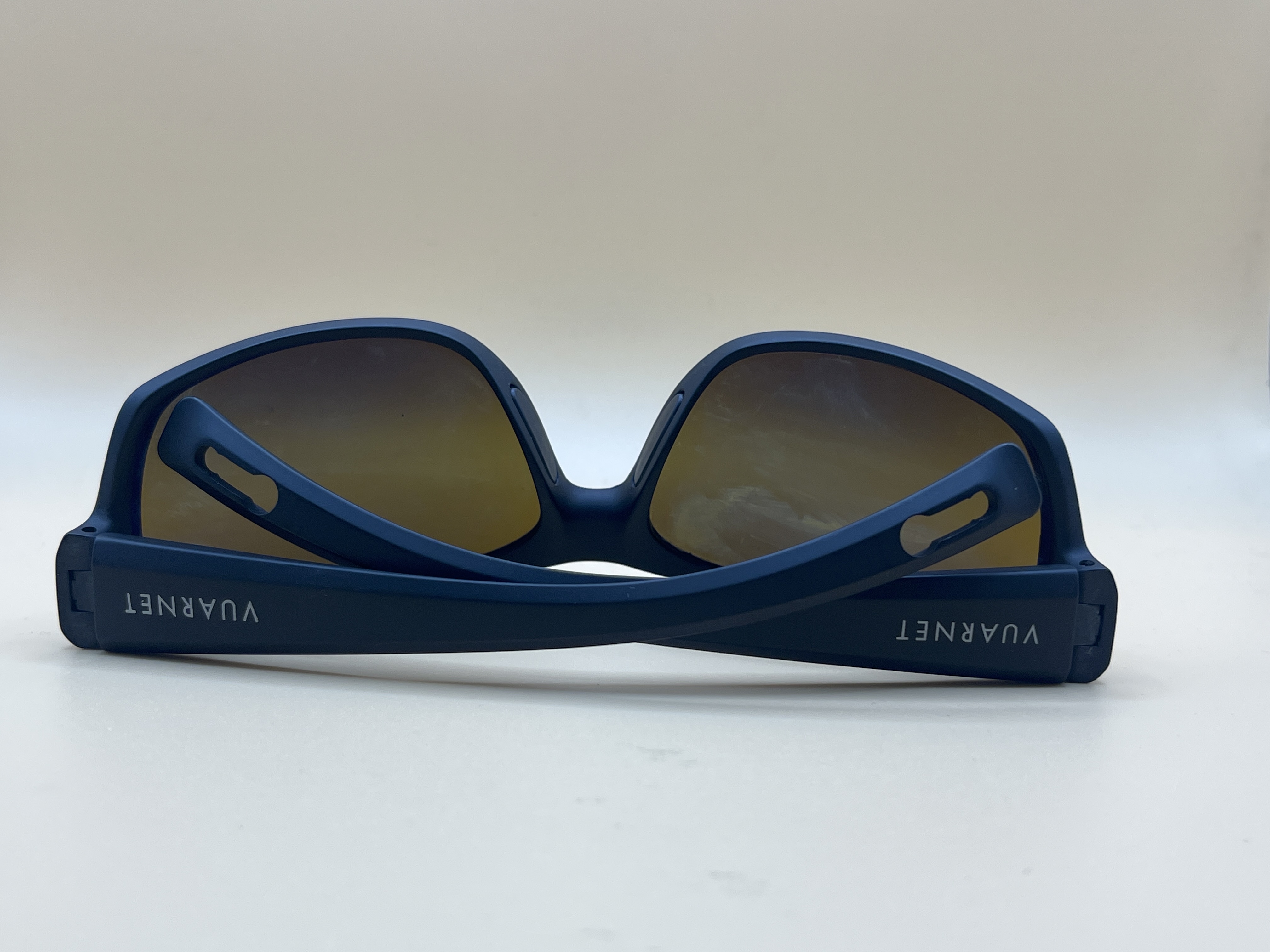 Lunettes de soleil sport enveloppantes, monture bleue, verres ambrés — photo 2