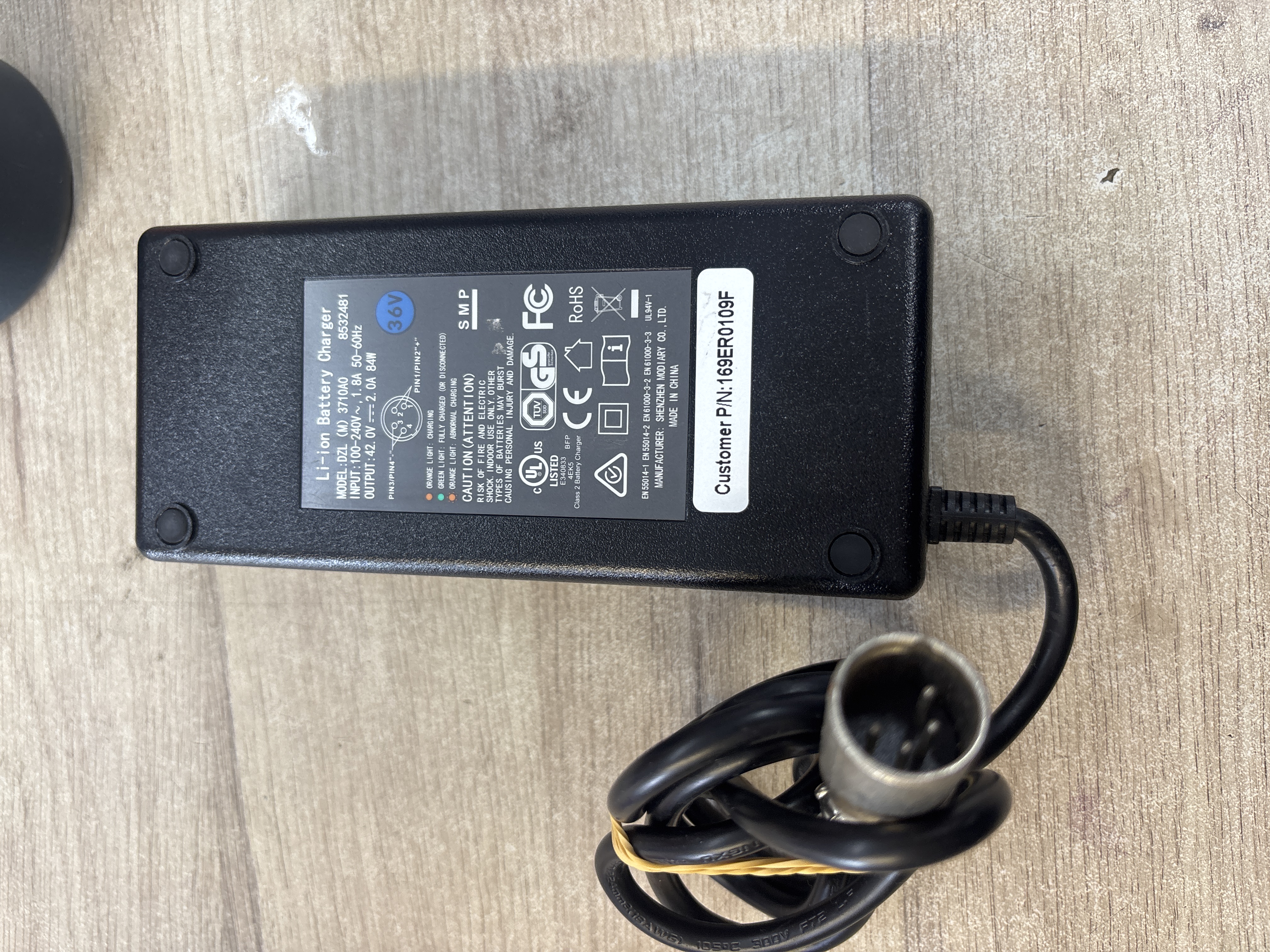 Chargeur secteur 42V 2A avec connecteur XLR 3 broches