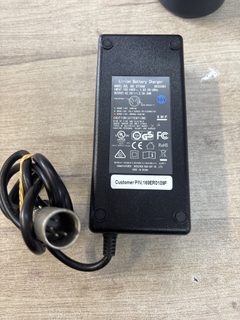 Chargeur secteur 42V 2A avec connecteur XLR 3 broches