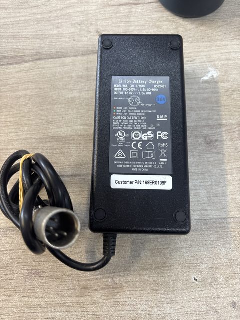 Chargeur secteur 42V 2A avec connecteur XLR 3 broches