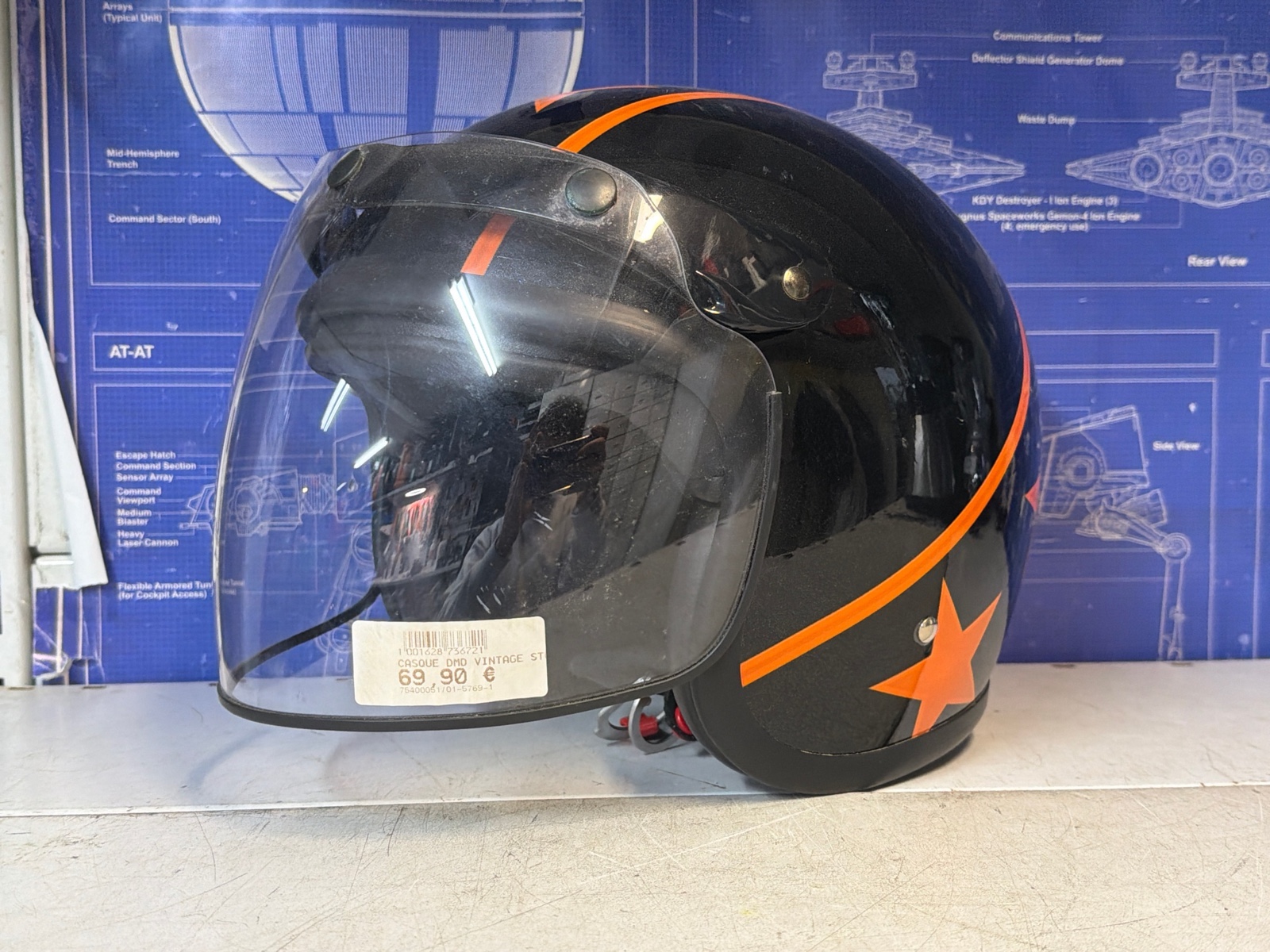 Casque jet DMD noir à étoiles orange avec visière — photo 2