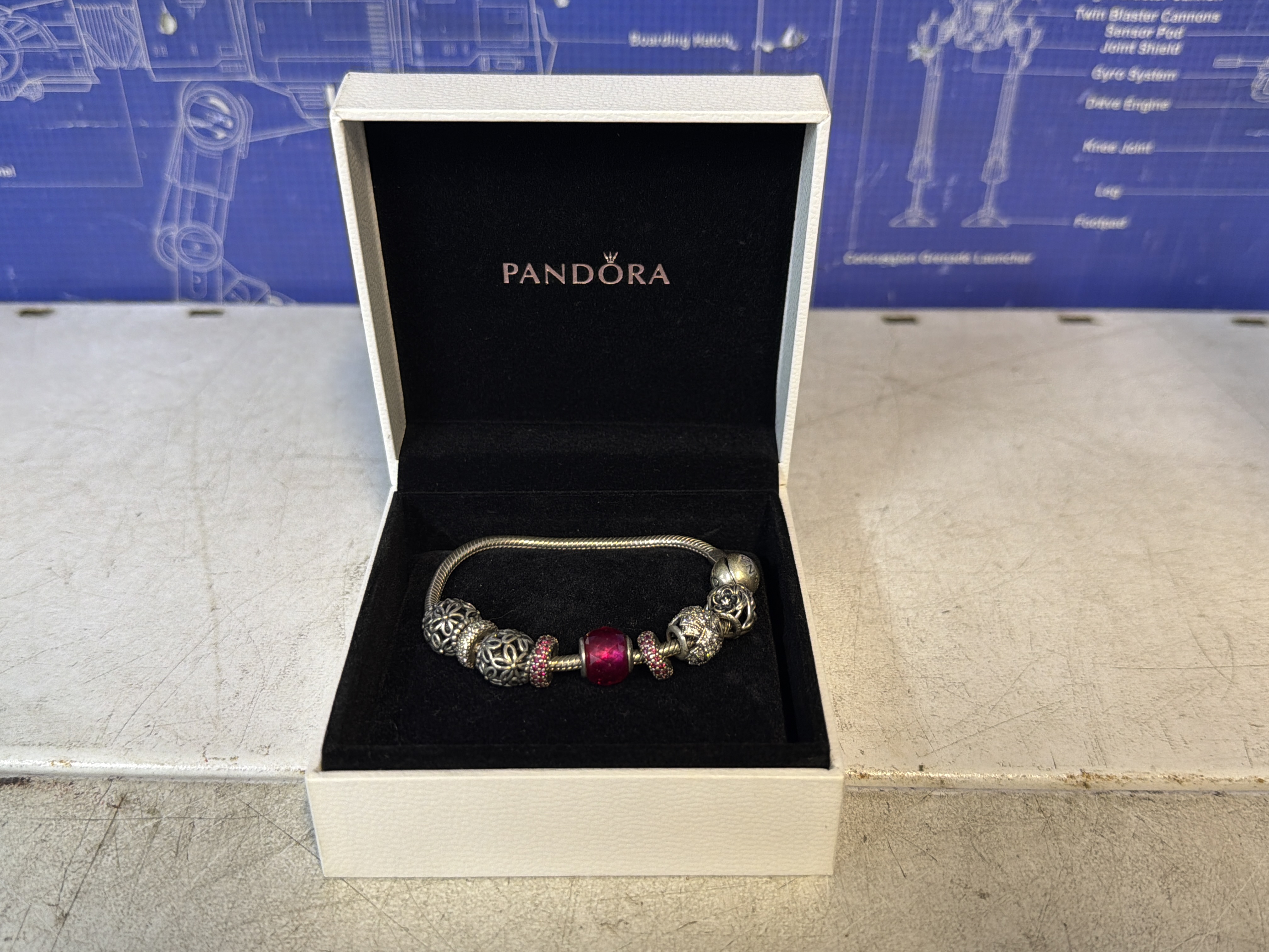Bracelet Pandora avec charms et perle rose