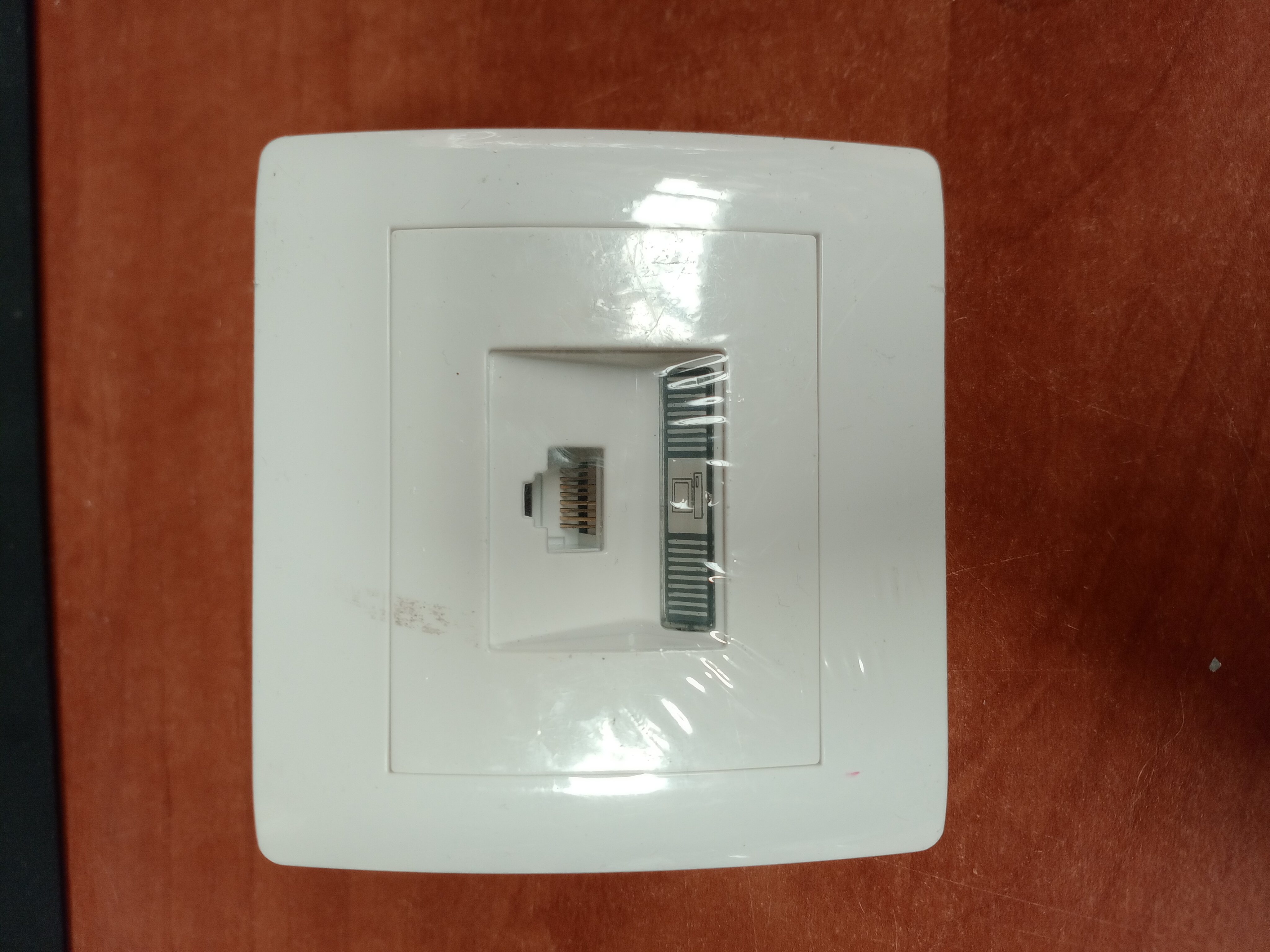 Prise RJ45 murale encastrable blanche