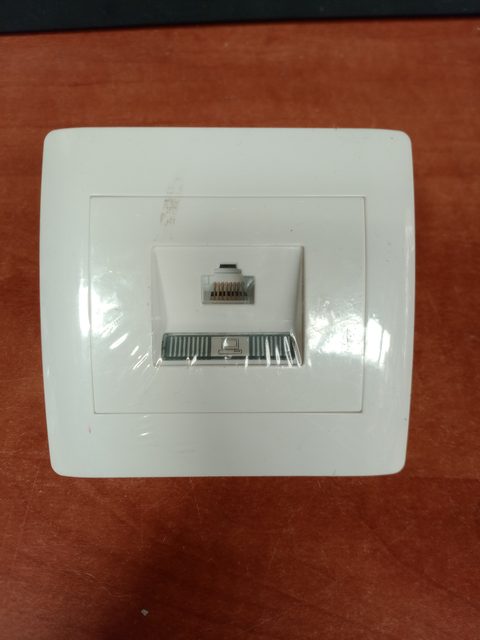 Prise RJ45 murale encastrable blanche
